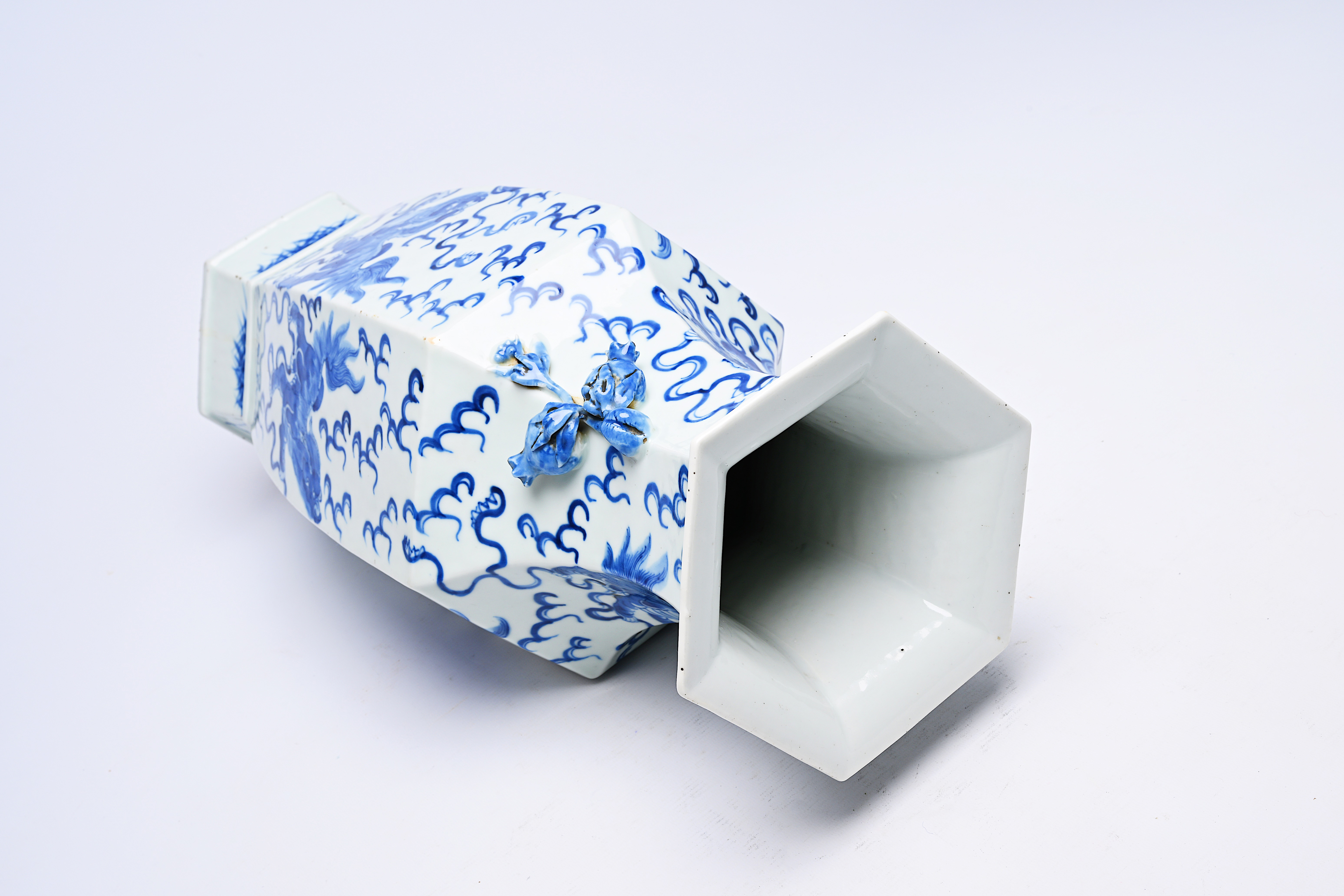 A hexagonal Chinese blue and white 'Buddhist lions' vase, 19th C. - Image 18 of 20