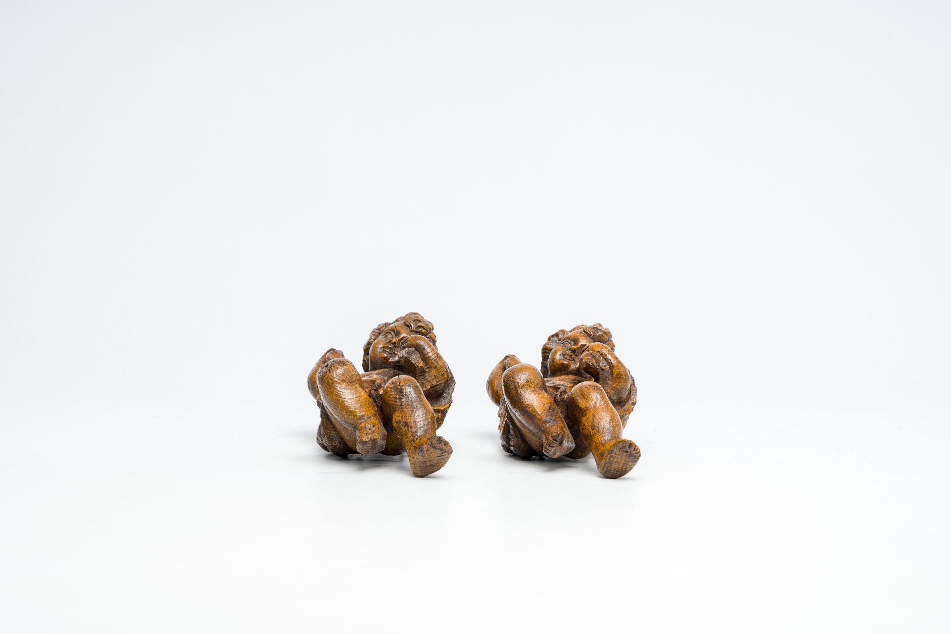 A pair of oak wood sculptures of angels, probably France, 17th/18th C. - Image 6 of 6
