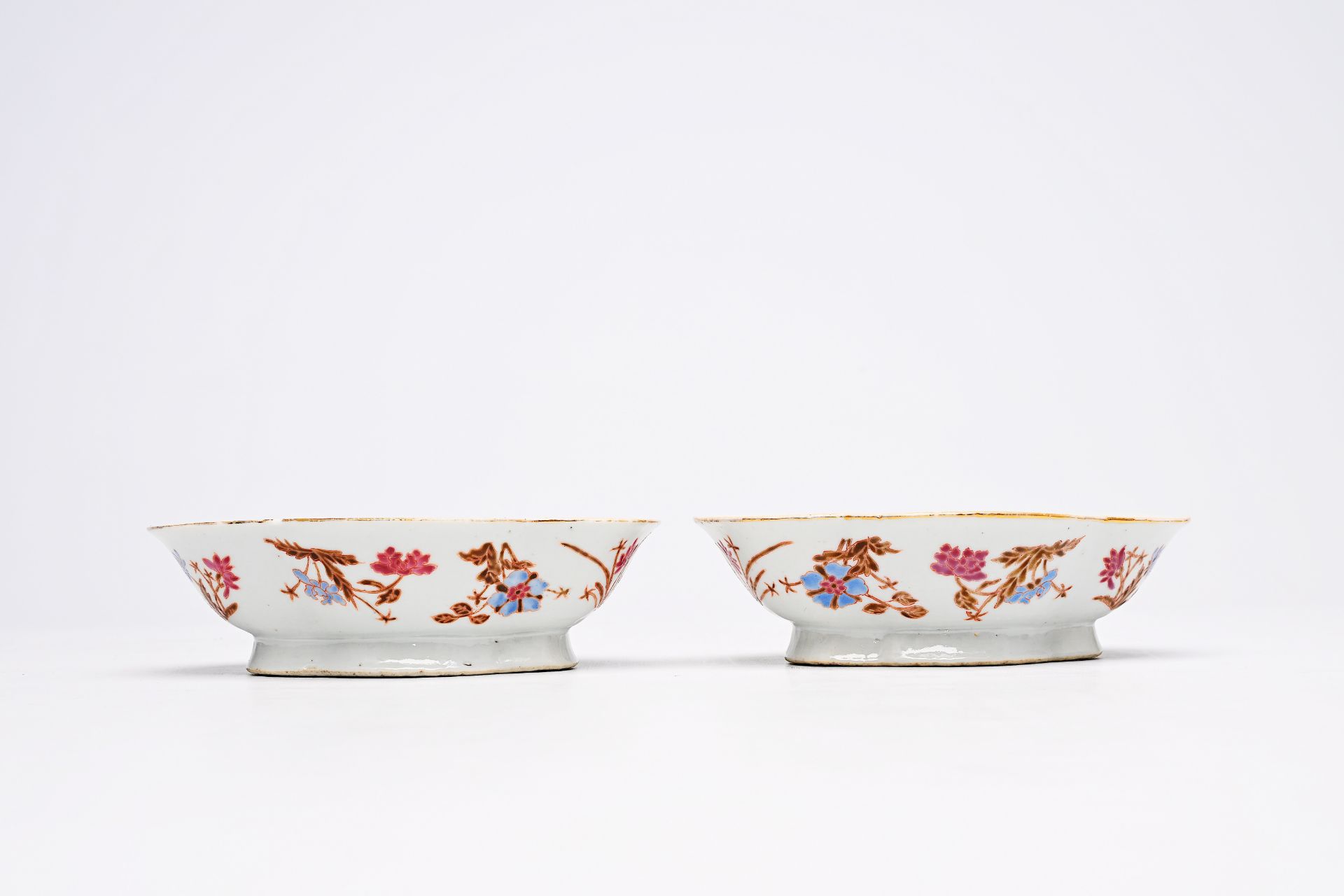 A pair of Chinese lobed famille rose bowls with floral design, 19th C. - Bild 16 aus 24