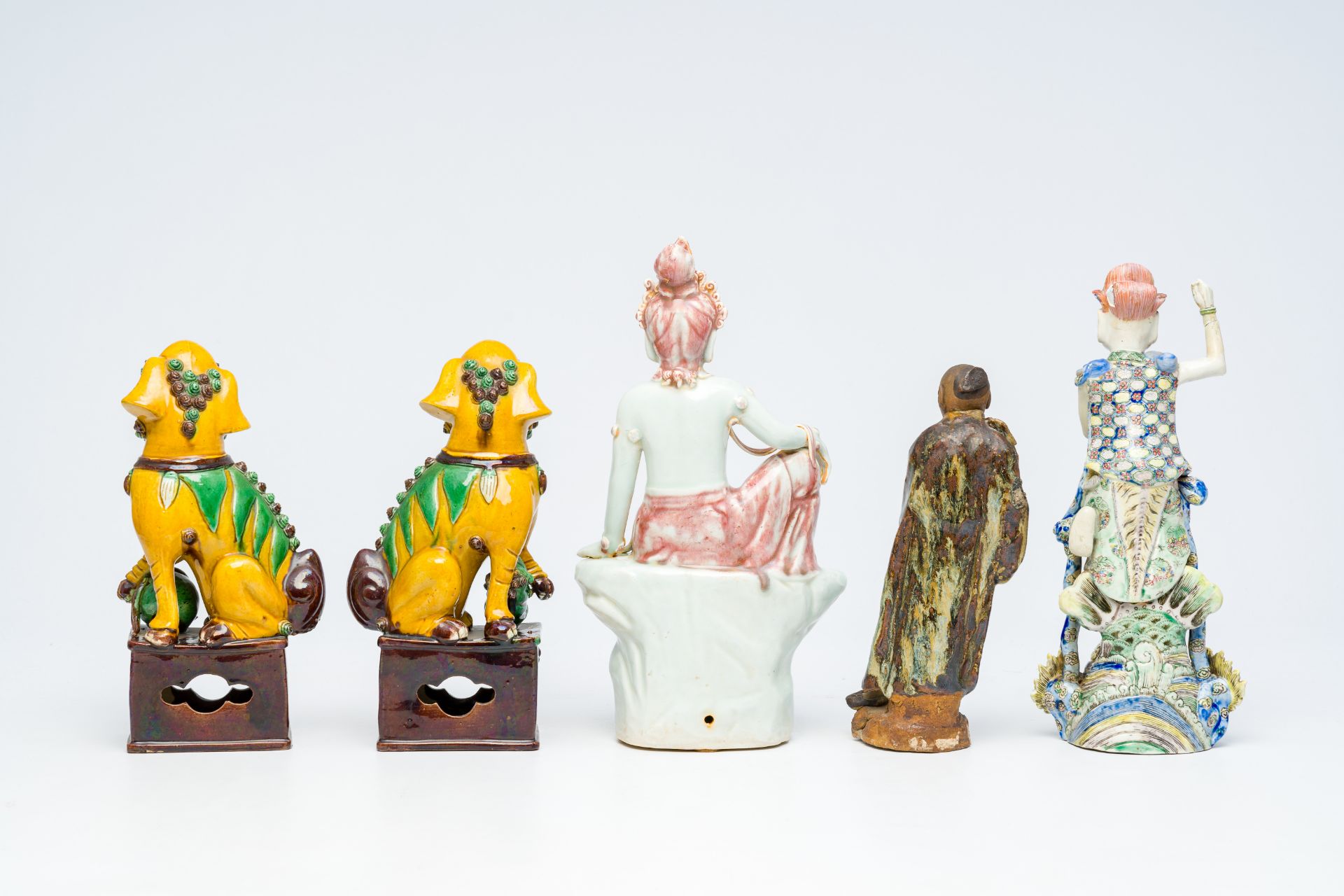 Five various Chinese famille rose and polychrome porcelain and pottery figures, 19th/20th C. - Image 3 of 7