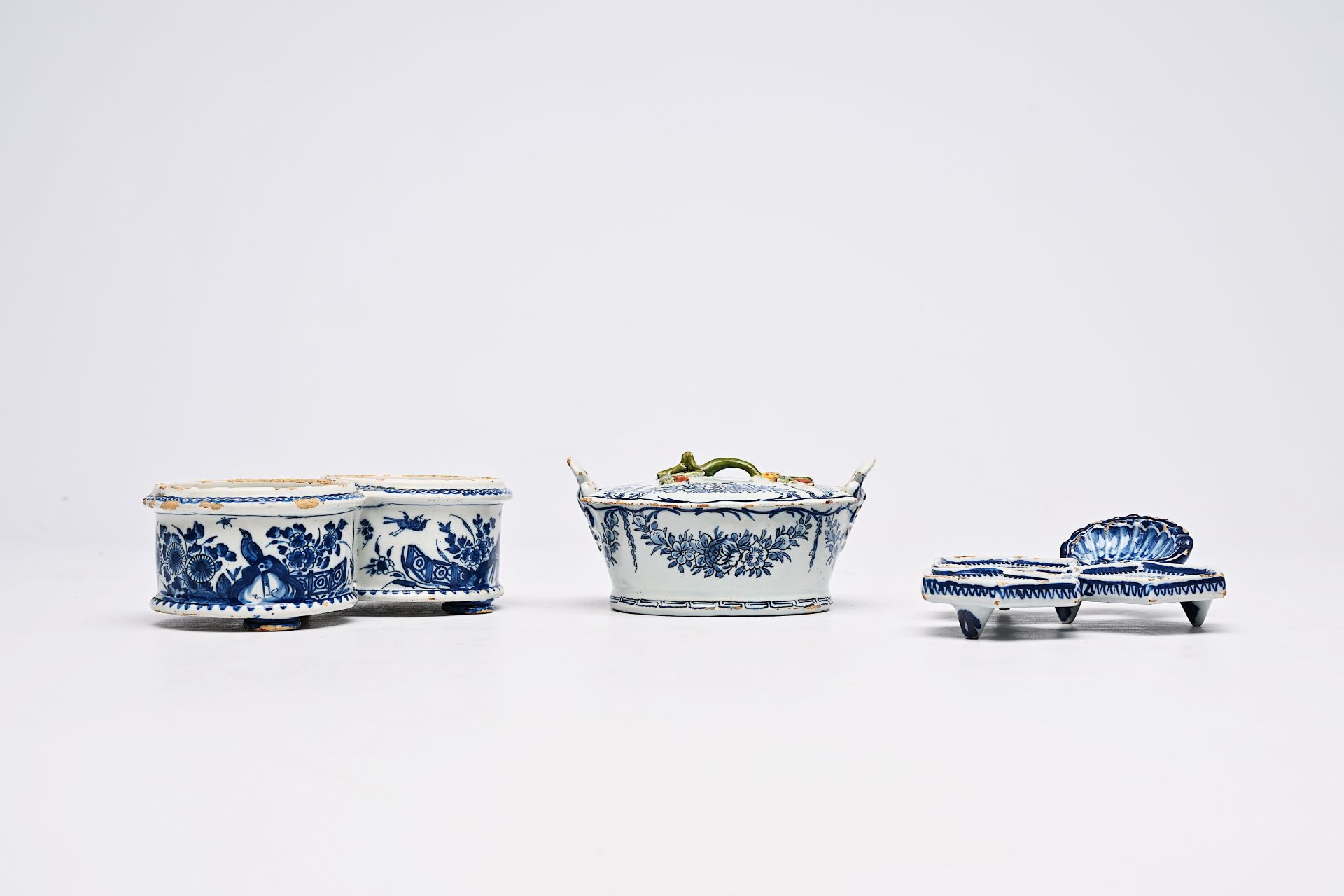 A Dutch Delft blue and white butter tub, an oil and vinegar holder and a spice dish with floral desi - Bild 3 aus 9