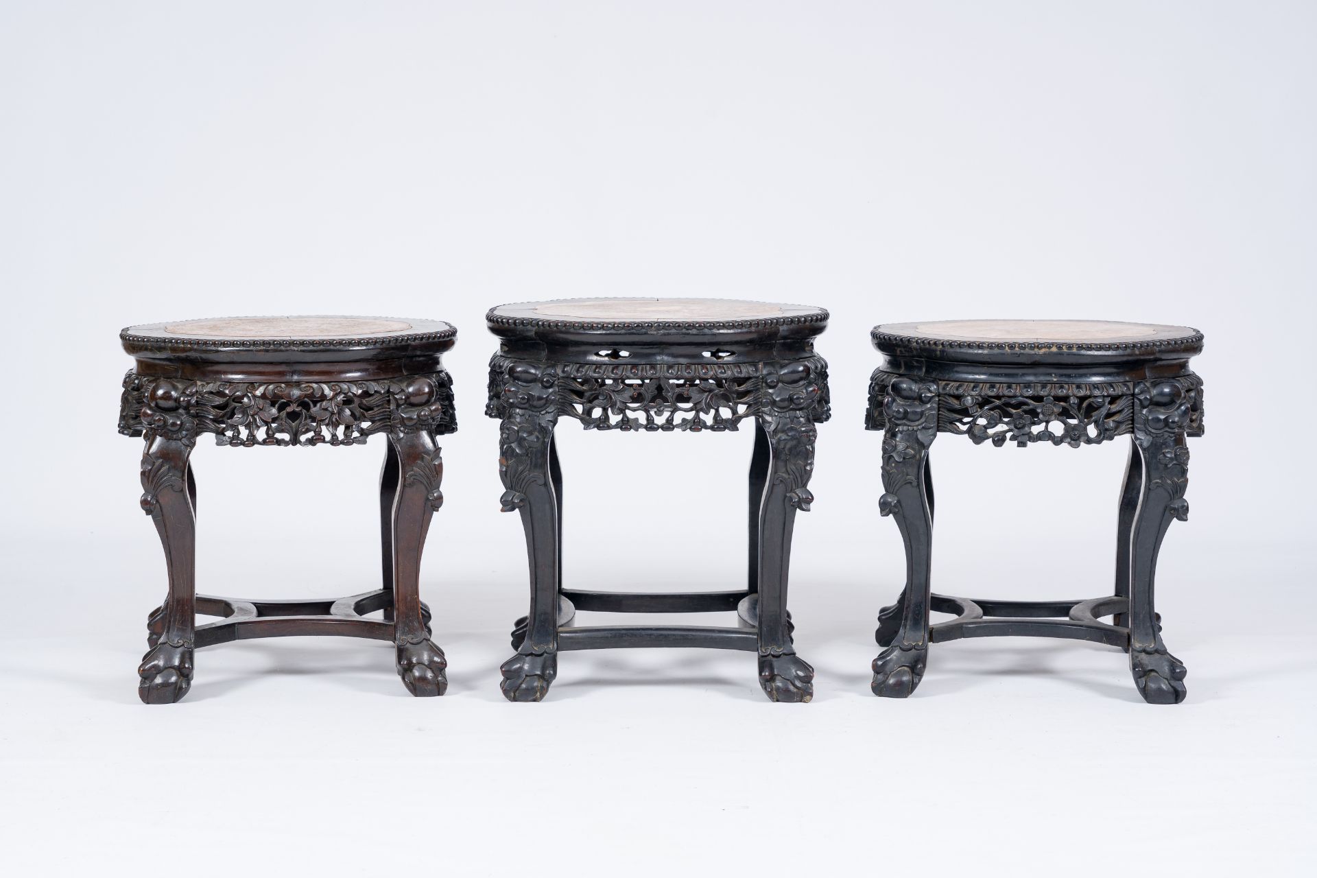 Three Chinese reticulated hardwood stands with marble tops, 19th/20th C. - Bild 2 aus 7