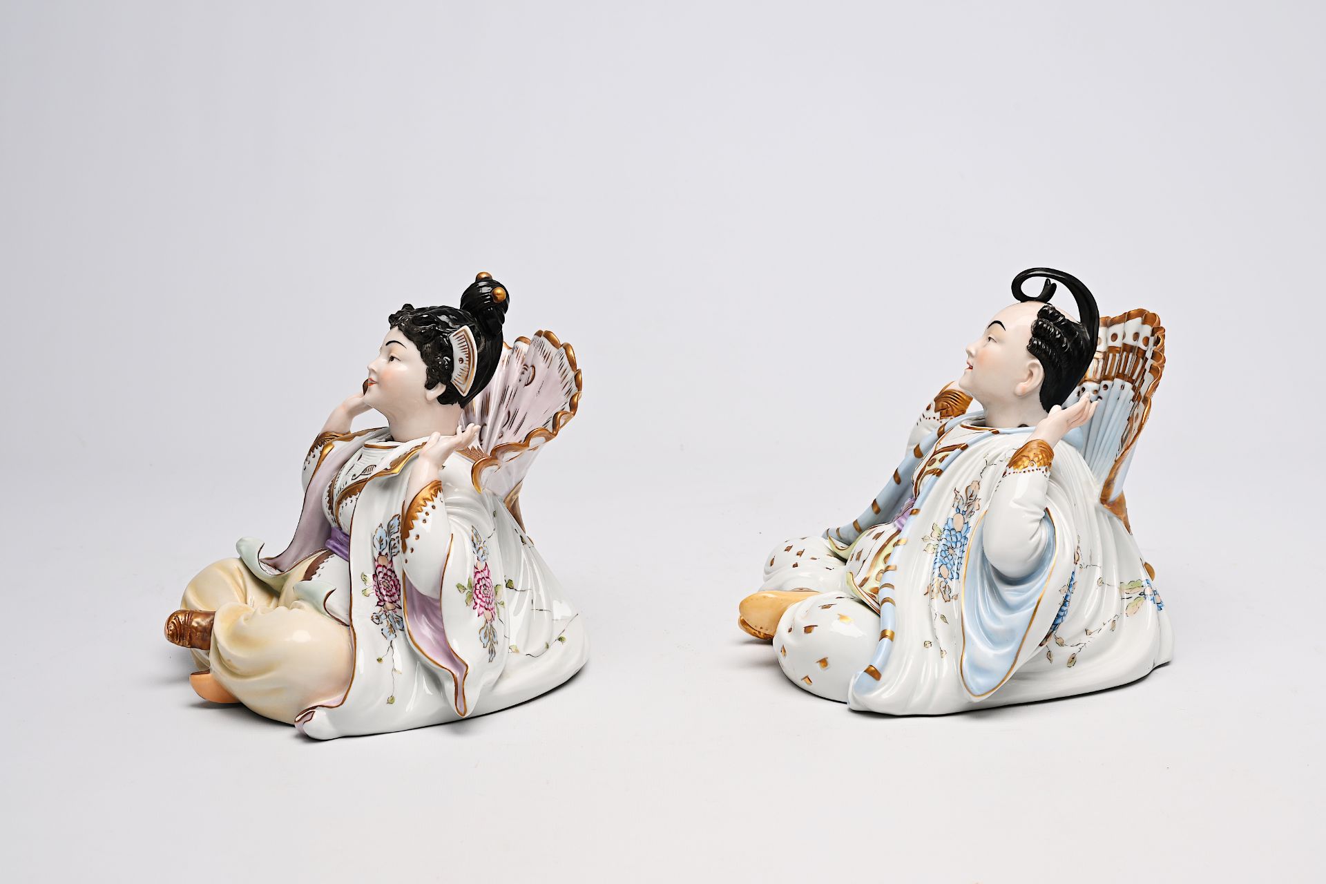 A pair of polychrome decorated Scheibe-Alsbach porcelain nodding-head mandarin figures, Kister mark, - Bild 3 aus 11