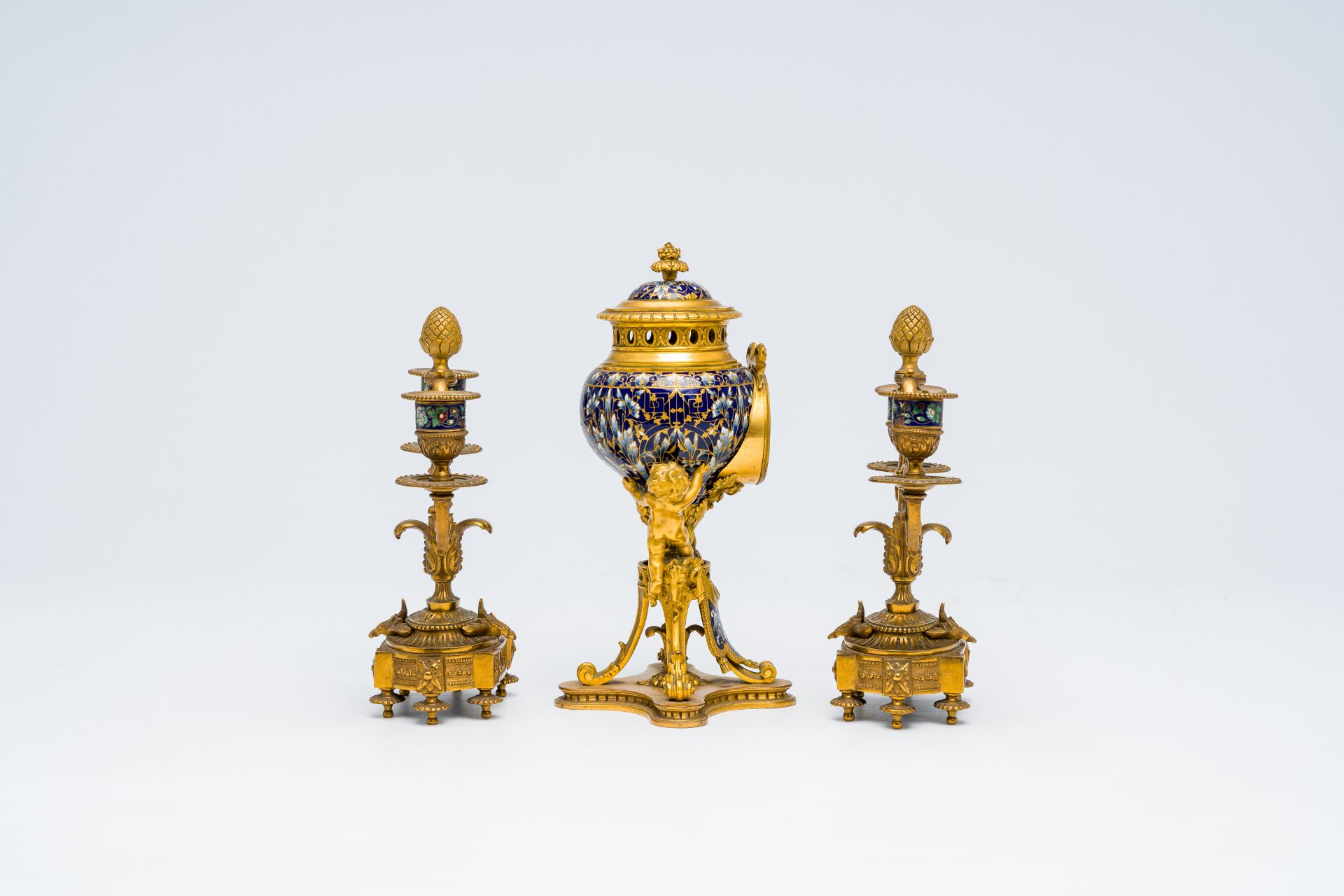 A French gilt bronze and cloisonne three-piece clock garniture with putti, 19th C. - Bild 3 aus 7