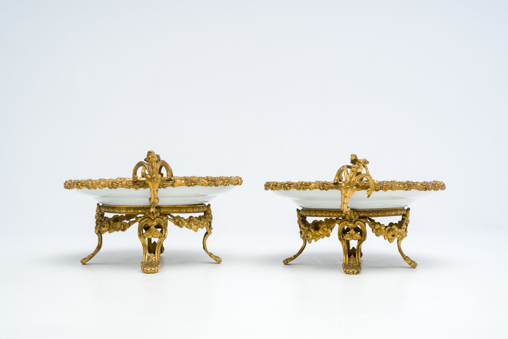 Two Chinese Canton famille rose gilt bronze mounted plates with figures on a terrace, 19th C. - Bild 5 aus 7