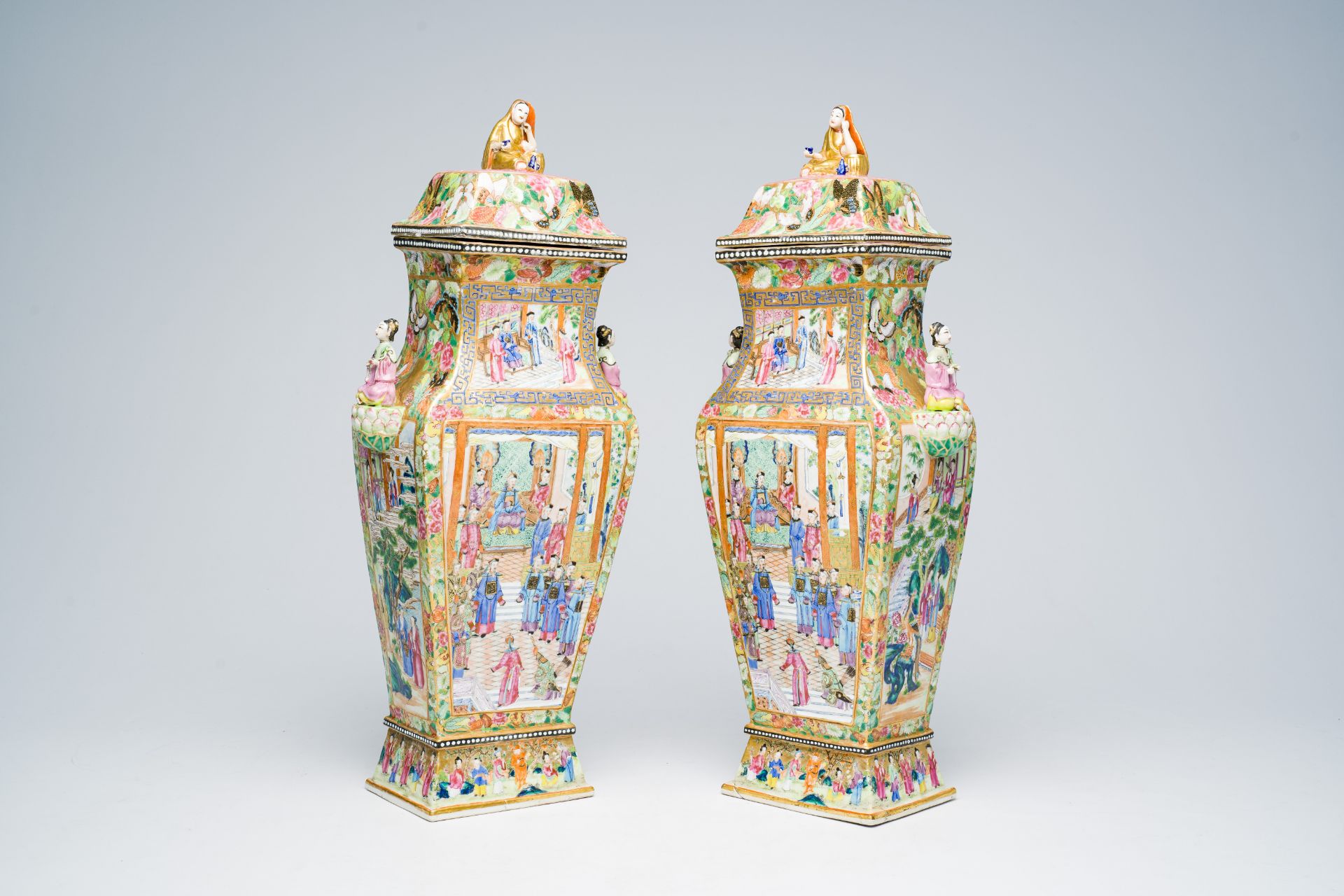 A pair of fine quadrangular Chinese Canton famille rose vases and covers with palace scenes and figu - Bild 12 aus 48