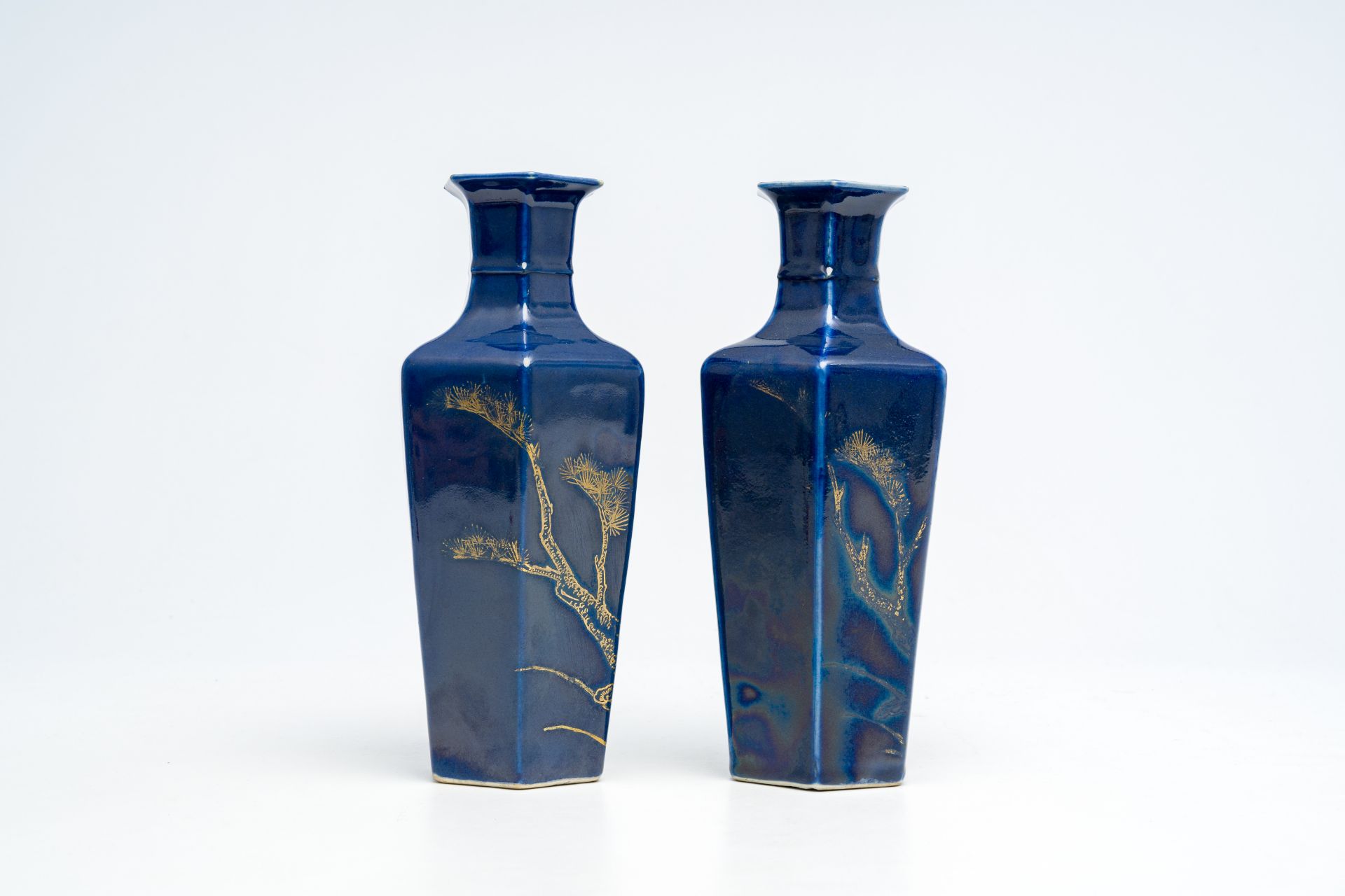 A pair of hexagonal Chinese monochrome blue-glazed gilt-decorated vases with a crane on a branch, 19 - Bild 4 aus 6