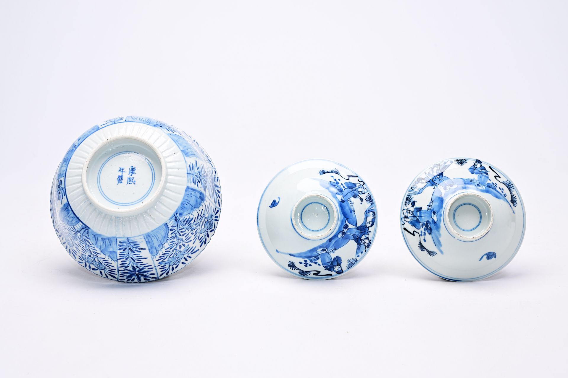A varied collection of Chinese blue and white porcelain with floral design and figures in a landscap - Bild 6 aus 22
