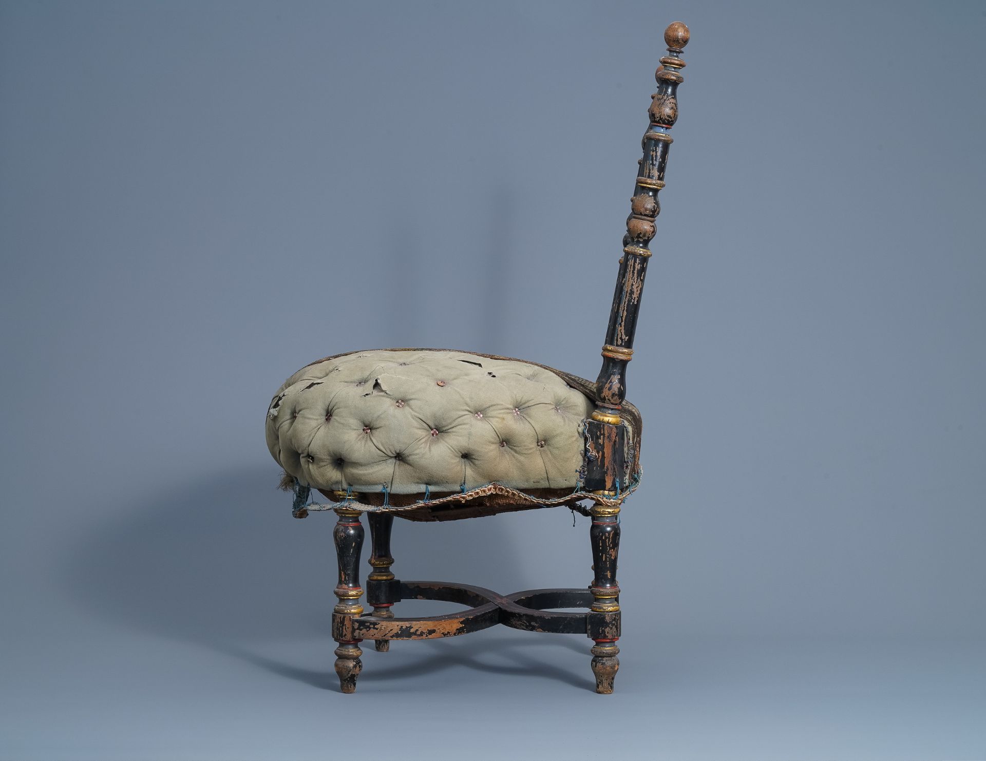 A rare French ebonized wood brothel 'chaise de virginite' with au point upholstery, 19th C. - Bild 2 aus 8