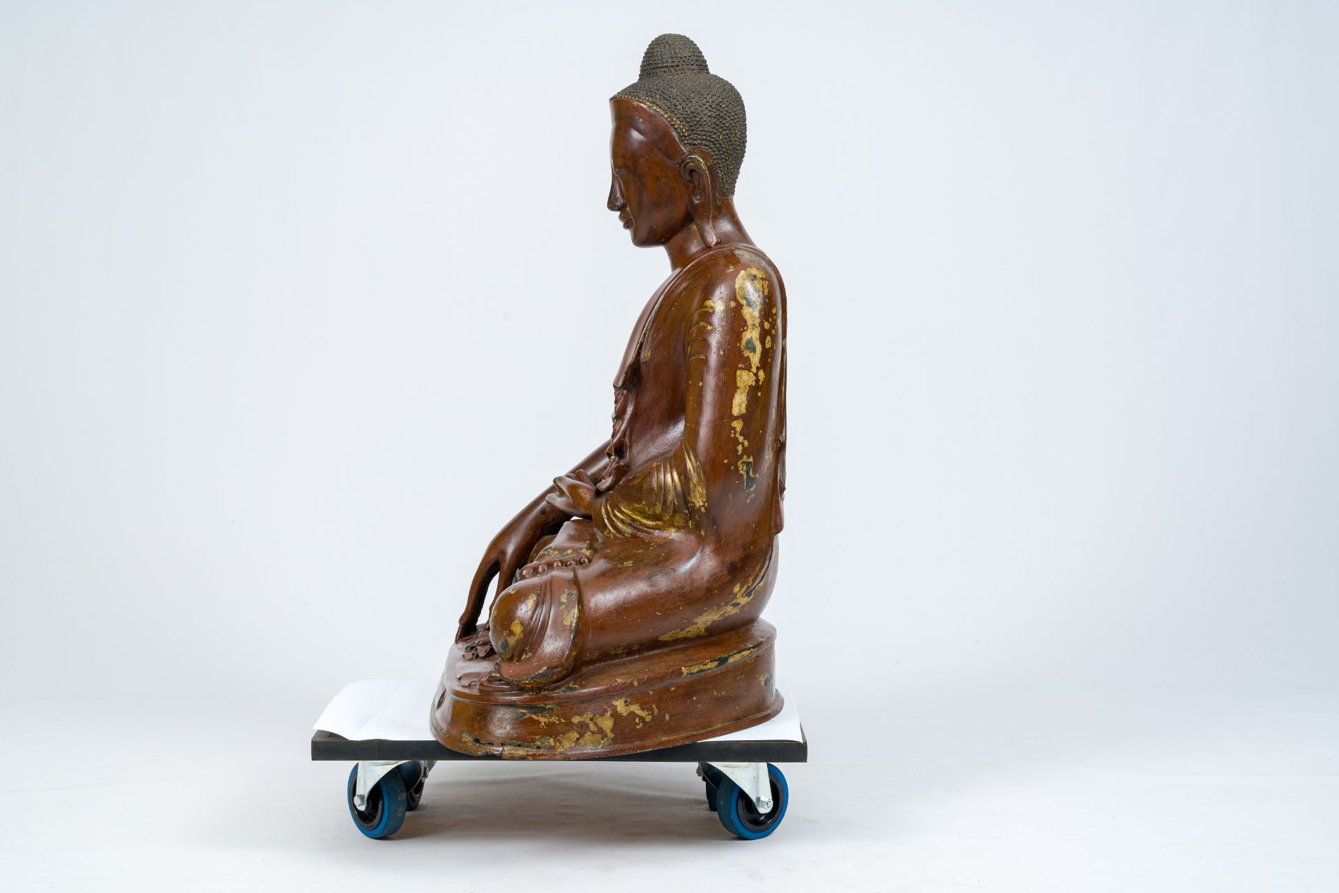 A large gilt and patinated bronze Buddha figure, Burma, Mandalay period, 19th C. - Bild 3 aus 7