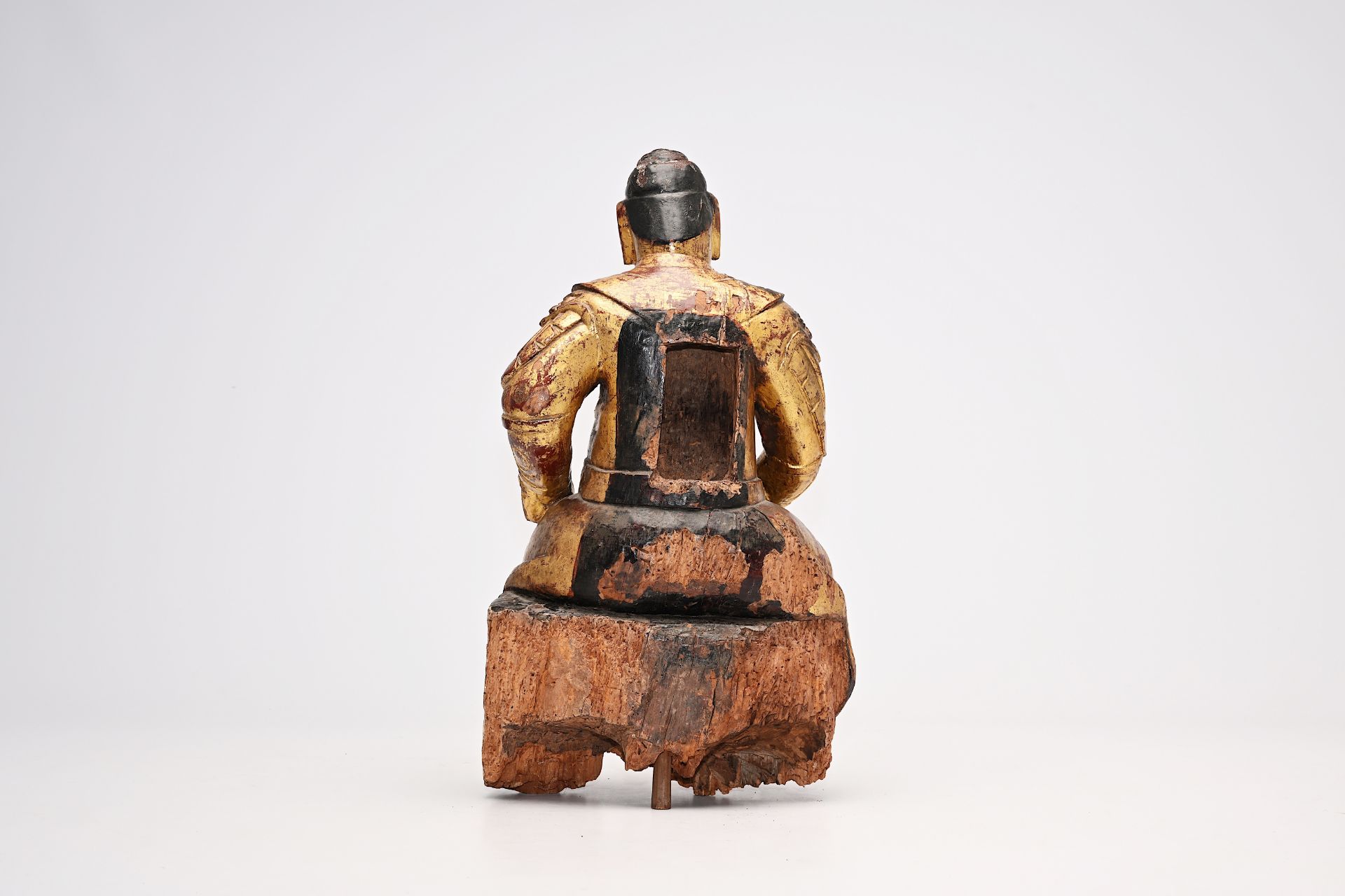 A carved, gilt and polychrome painted wood guardian figure, China, probably 17th C. - Bild 3 aus 9