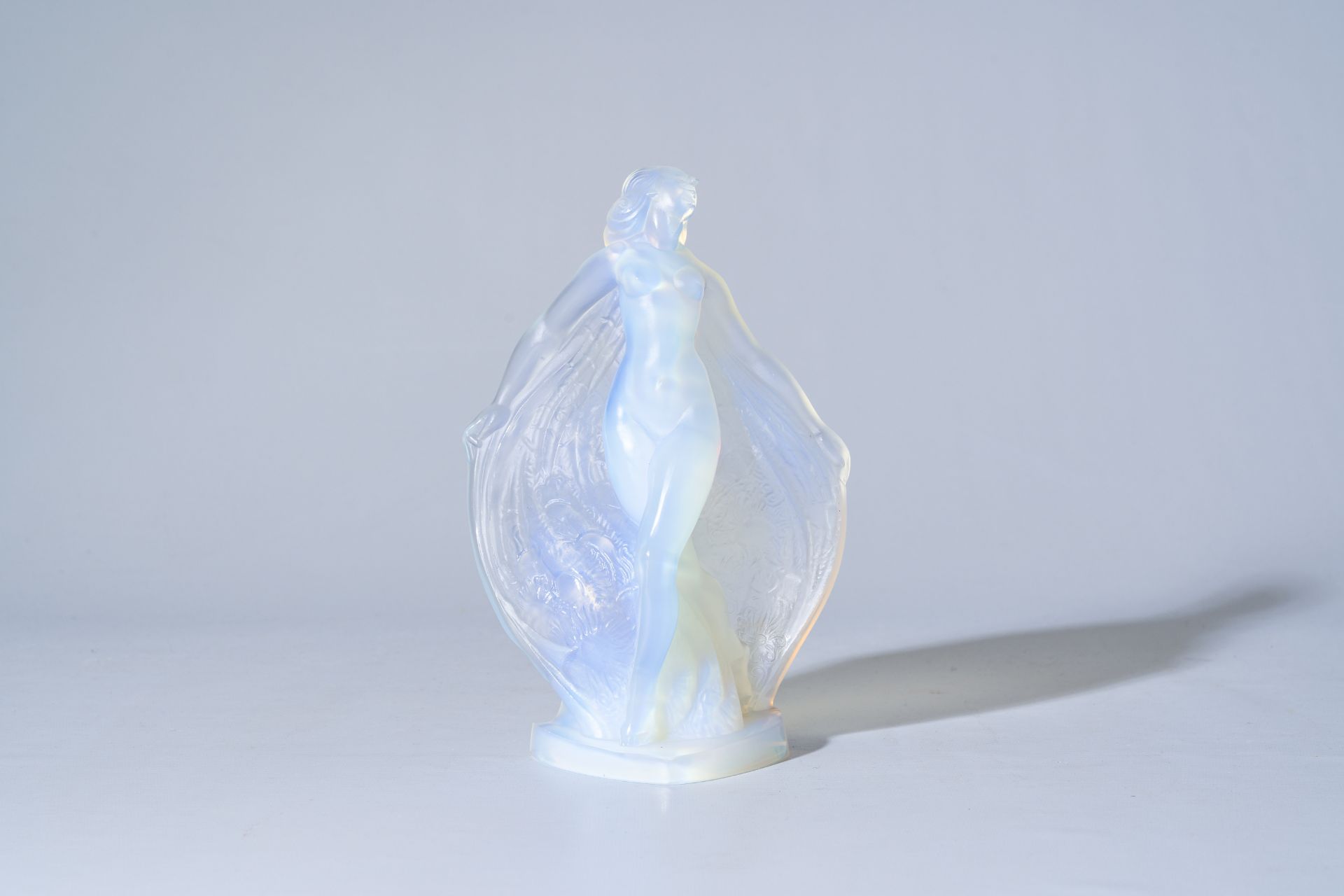 A French Sabino opalescent glass figurine of Isadora Duncan, 20th C. - Image 2 of 13