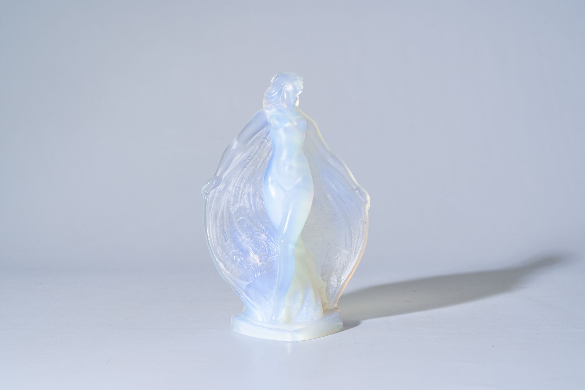 A French Sabino opalescent glass figurine of Isadora Duncan, 20th C. - Bild 2 aus 13