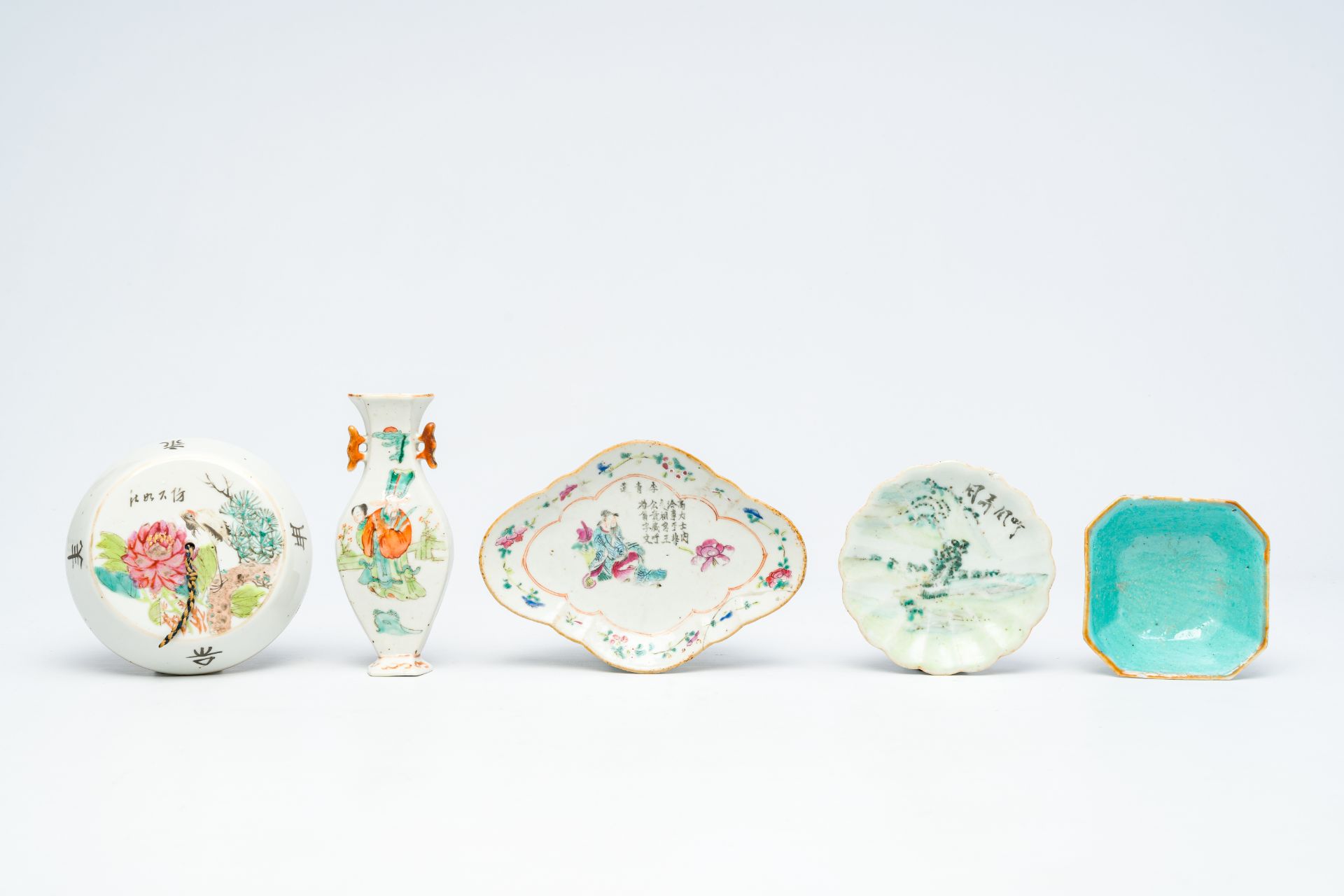 A varied collection of Chinese qianjiang cai and famille rose porcelain, 19th/20th C. - Image 9 of 10