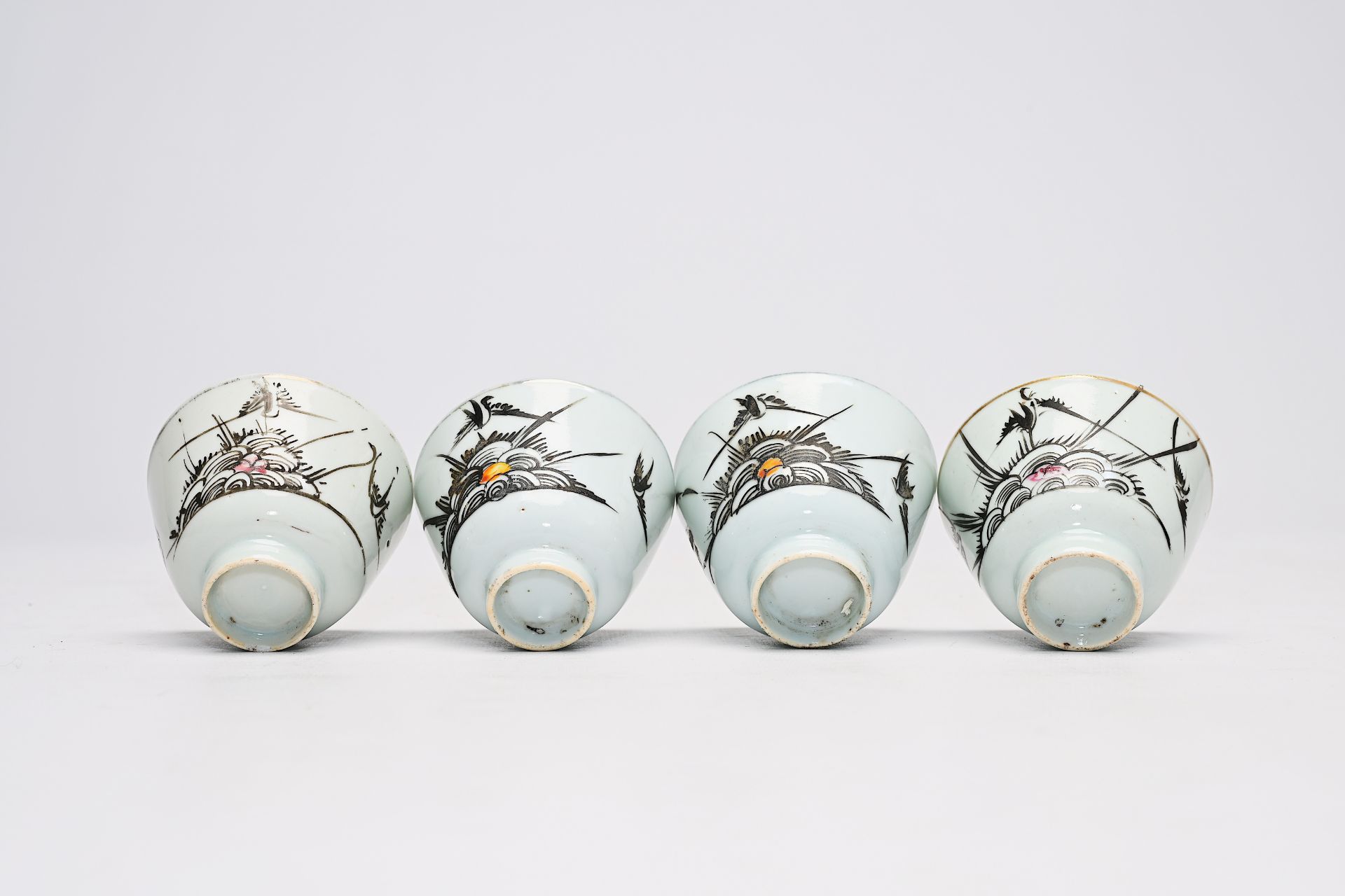 A varied collection of Chinese famille rose and qianjiang cai porcelain, 19th/20th C. - Bild 27 aus 58