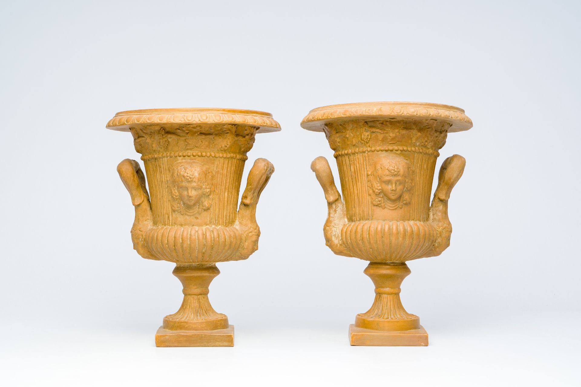 A pair of French terracotta 'Medici' vases, 19th/20th C. - Image 4 of 7