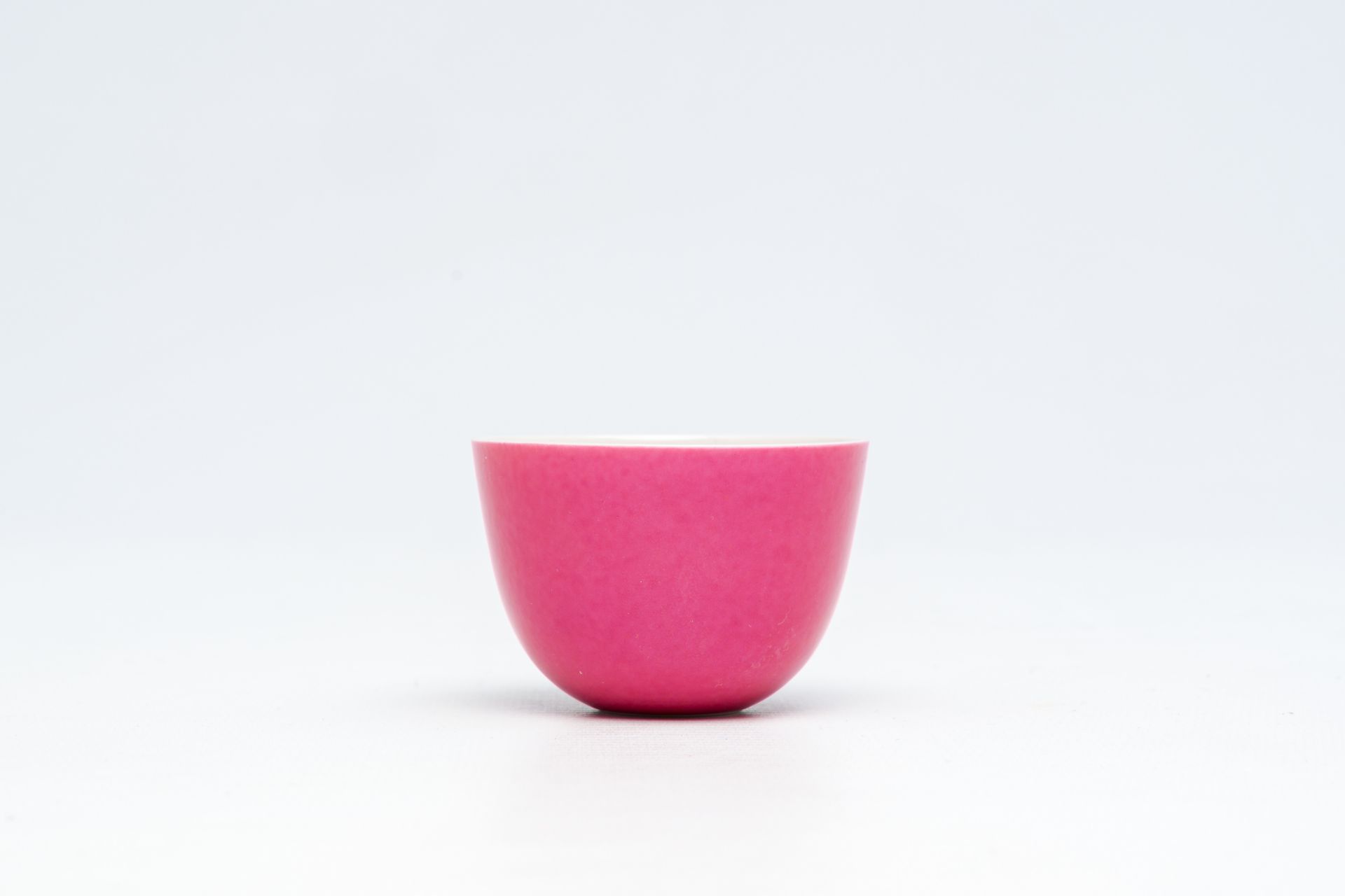 A Chinese monochrome ruby ground cup, Kangxi mark, 19th/20th C. - Bild 10 aus 14