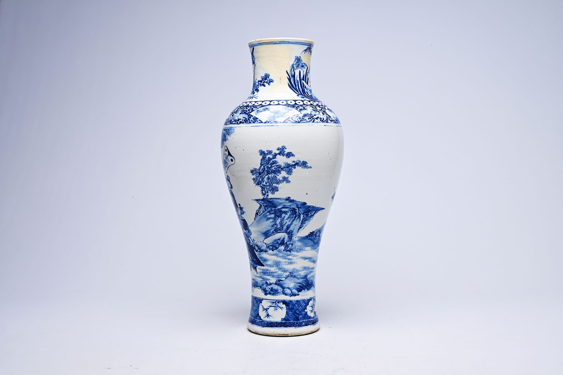 A Chinese blue and white vase with Zhong Kui before an emperor, Xuande mark, 19th C. - Image 7 of 12