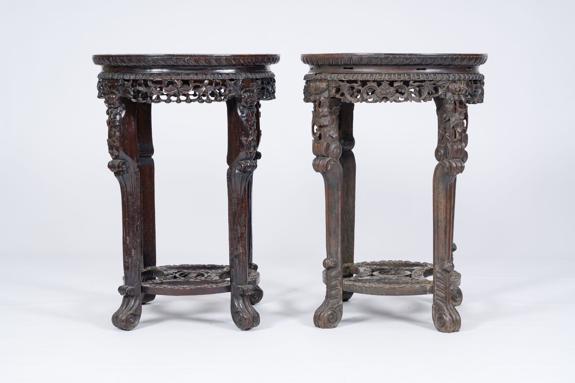 A pair of Chinese reticulated hardwood stands with marble tops, 19th/20th C. - Bild 5 aus 7