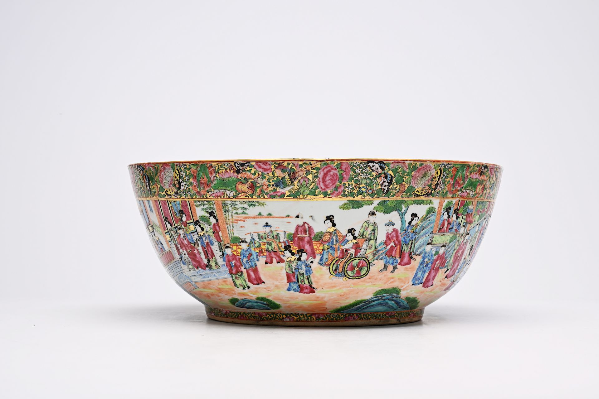 A large Chinese Canton famille rose bowl with floral design and palace scenes, 19th C. - Bild 4 aus 9