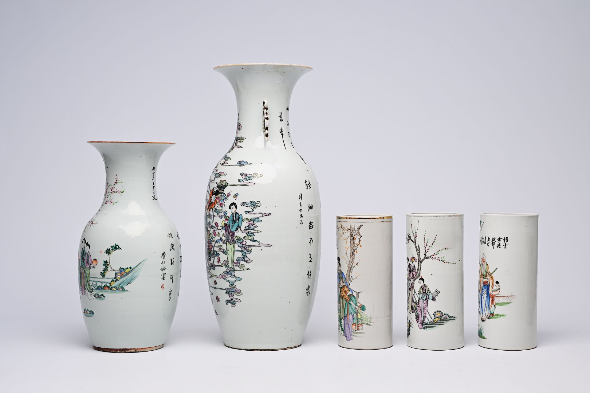 Five Chinese famille rose and qianjiang cai vases and hat stands with figurative design, 19th/20th C - Bild 4 aus 14
