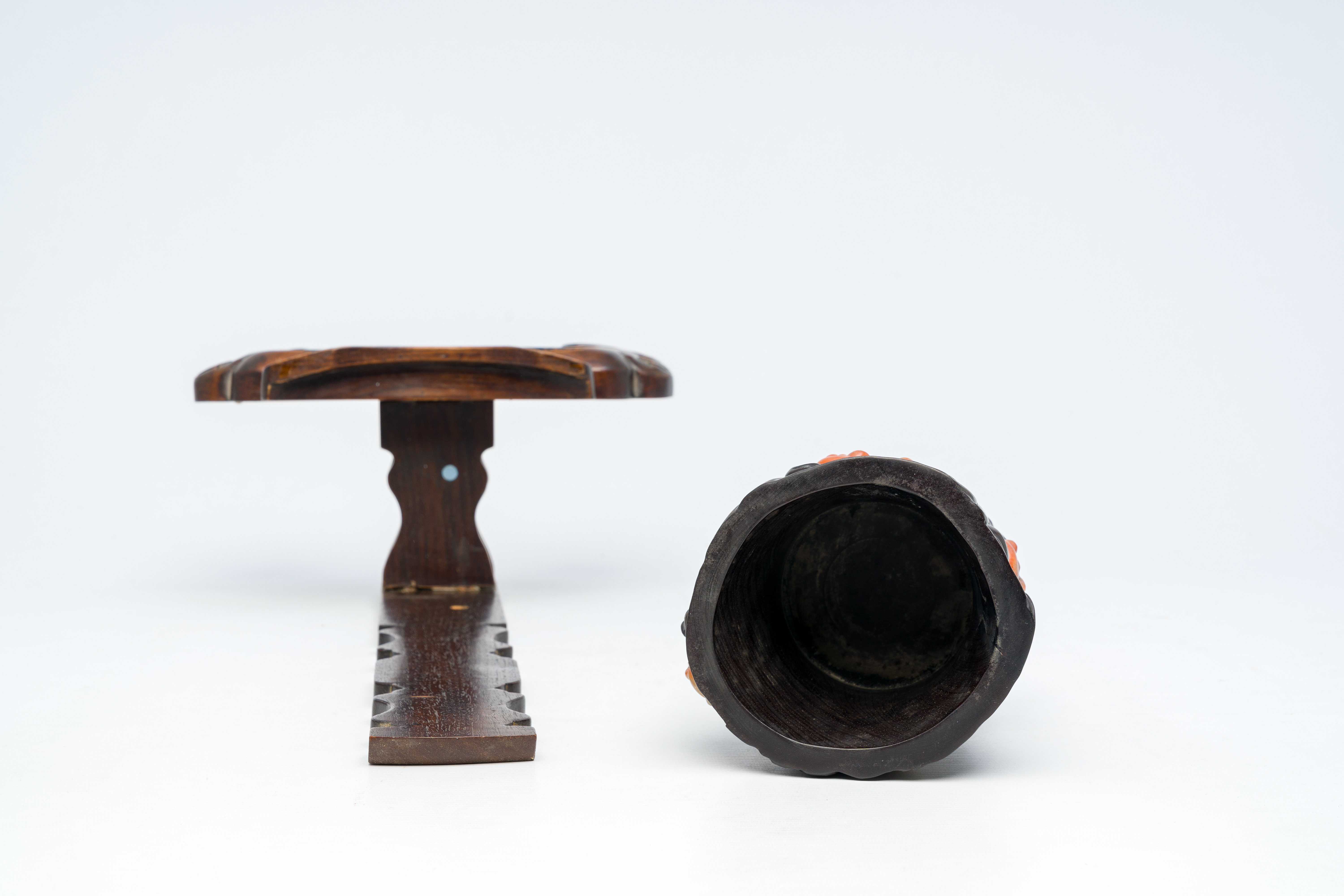 A large Chinese carved wood dish stand and a soapstone inlaid brush pot, 19th/20th C. - Image 6 of 7