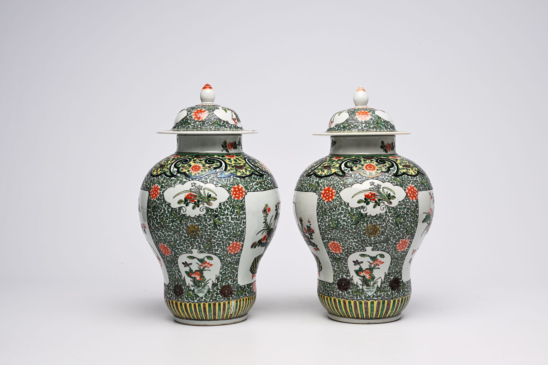 A pair of Chinese famille verte vases and covers with flower baskets and floral design, 19th C. - Image 3 of 16