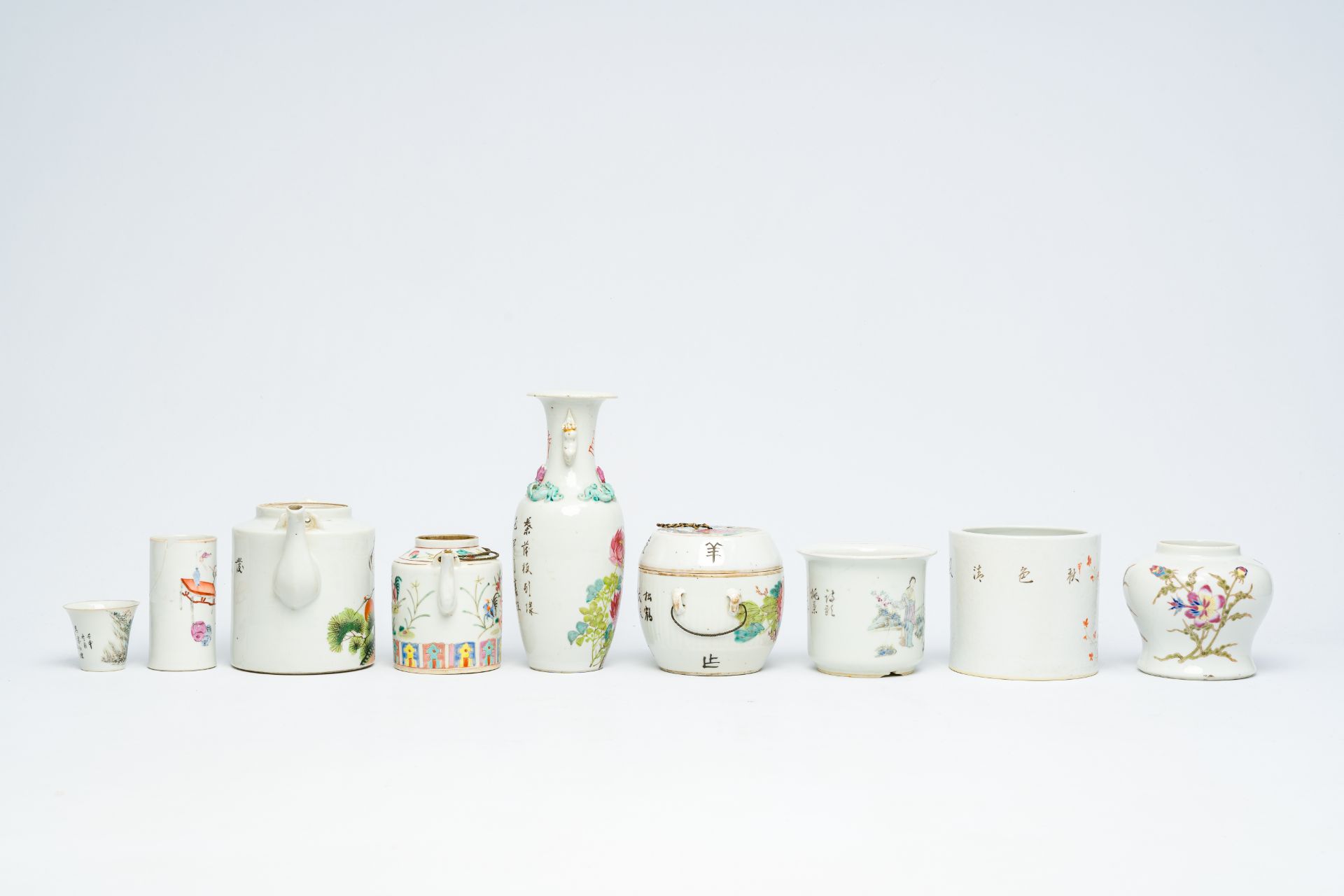 A varied collection of Chinese qianjiang cai and famille rose porcelain, 19th/20th C. - Image 5 of 10