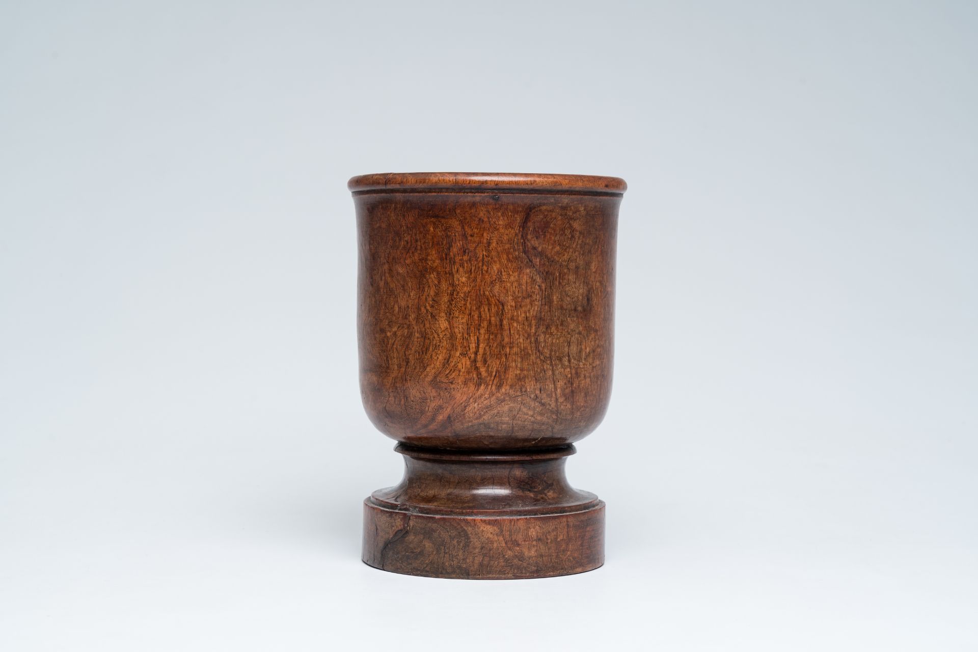 An English turned burl wood 'Queen Anne' mortar and pestle, 18th C. - Image 5 of 11