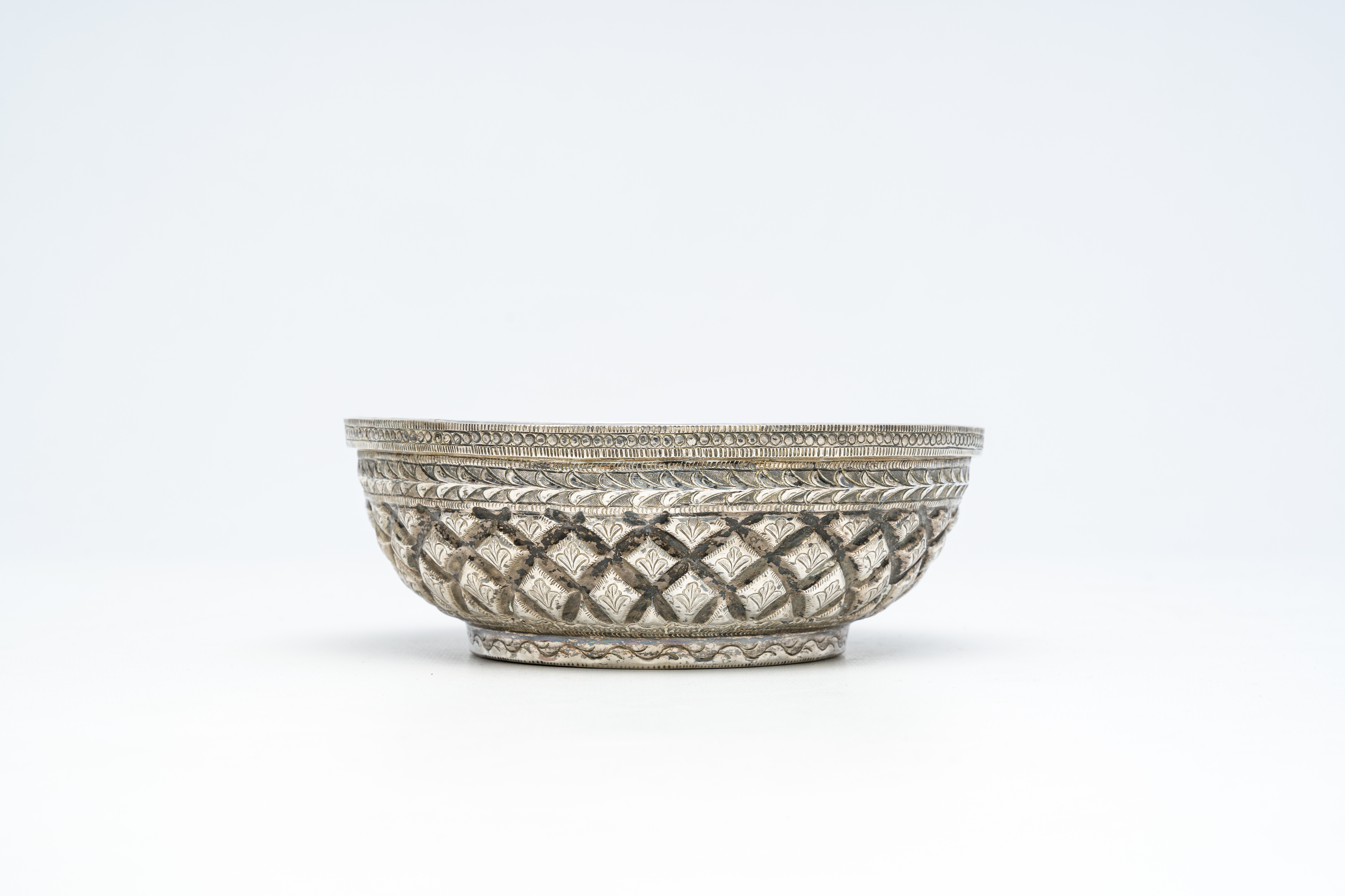 A Southeast Asian silver bowl, probably Laos or Sri Lanka, 19th/20th C. - Image 5 of 7