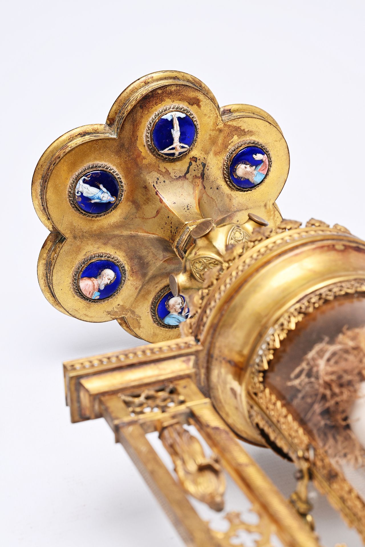 A French Gothic revival brass cathedral-shaped monstrance with enamel plaques, 19th C. - Image 15 of 15