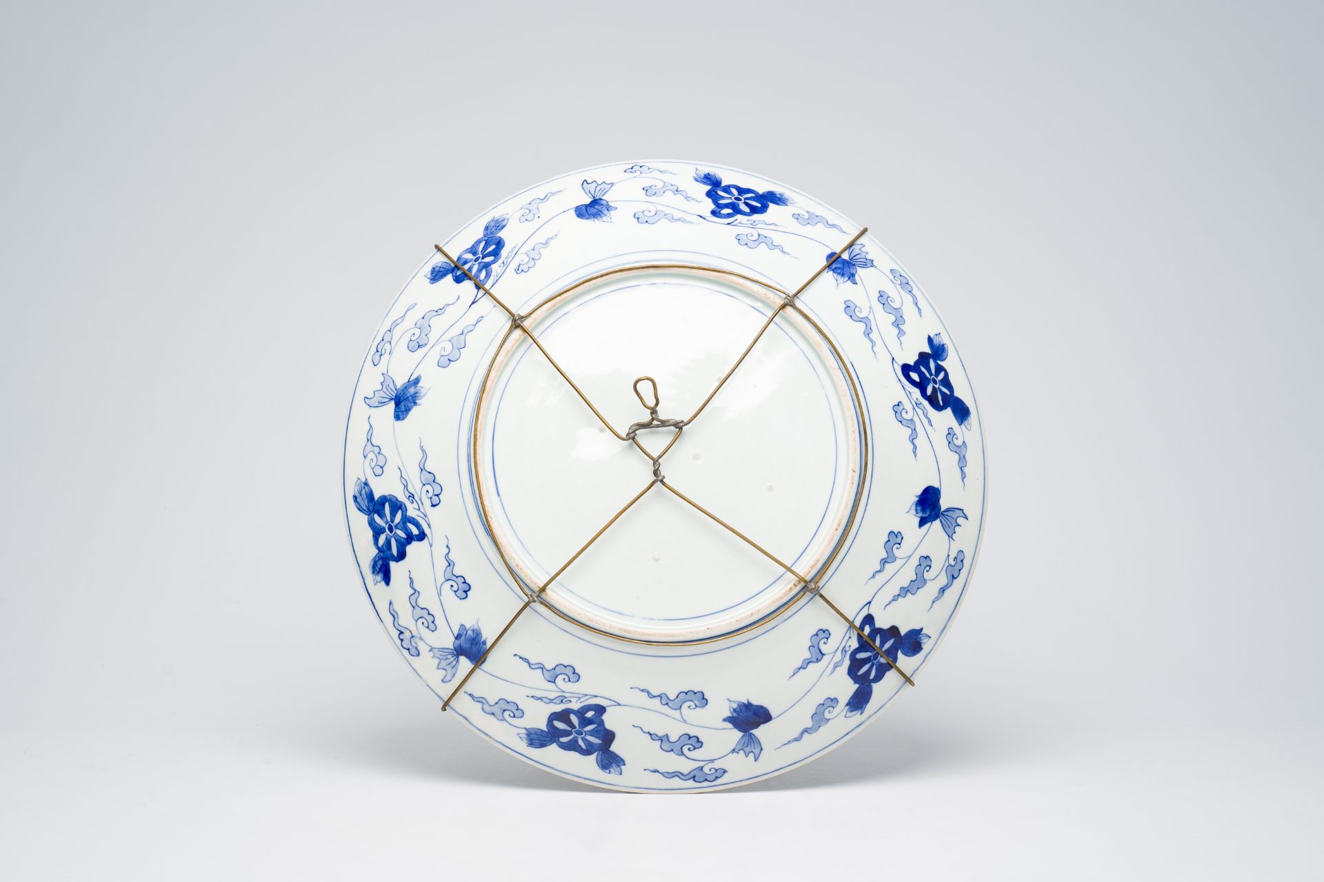 A Japanese Imari dish with figures in a landscape, Meiji, 19th C. - Bild 2 aus 2