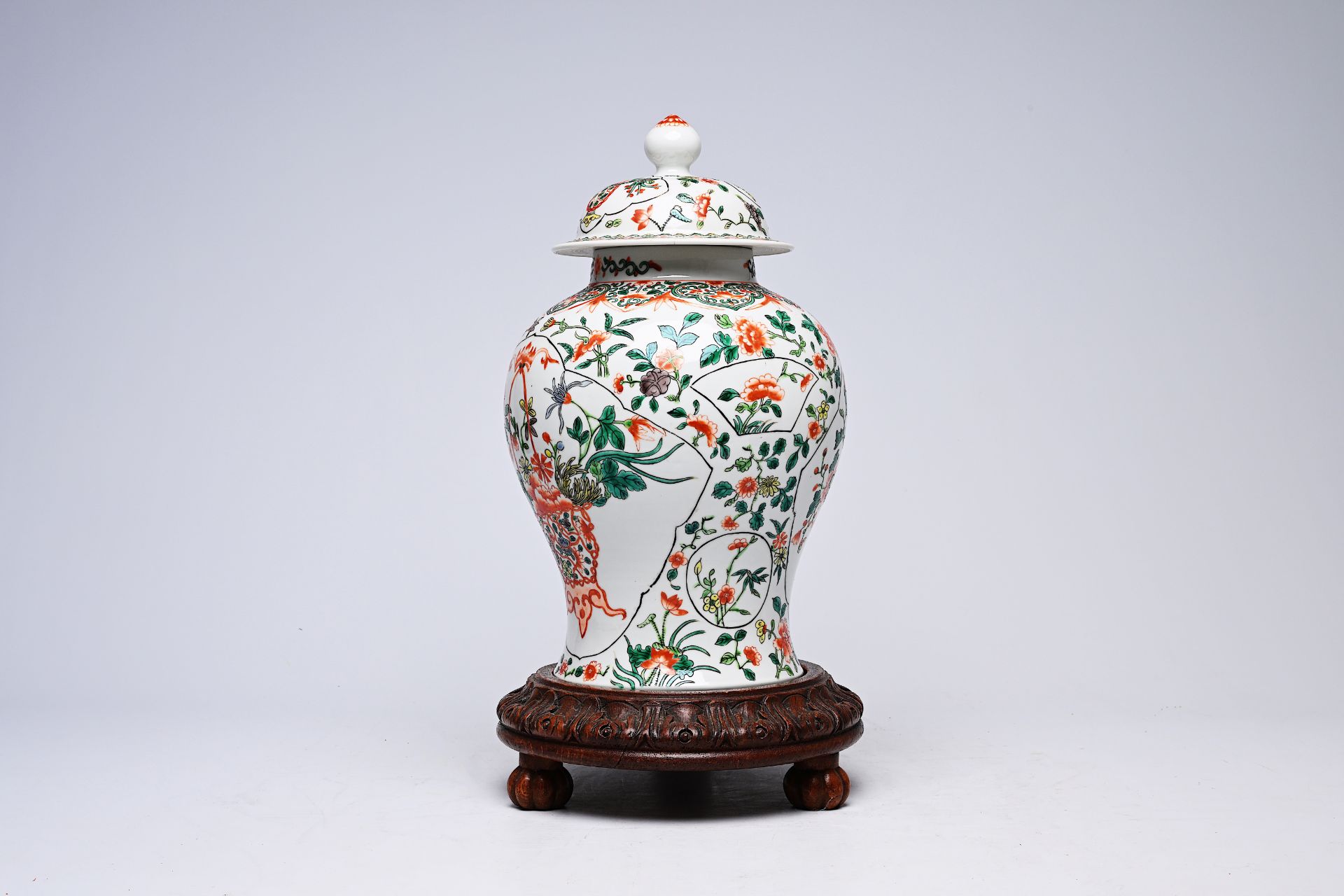 A Chinese famille verte 'flower basket' vase and cover, Kangxi mark, 19th C. - Bild 2 aus 7