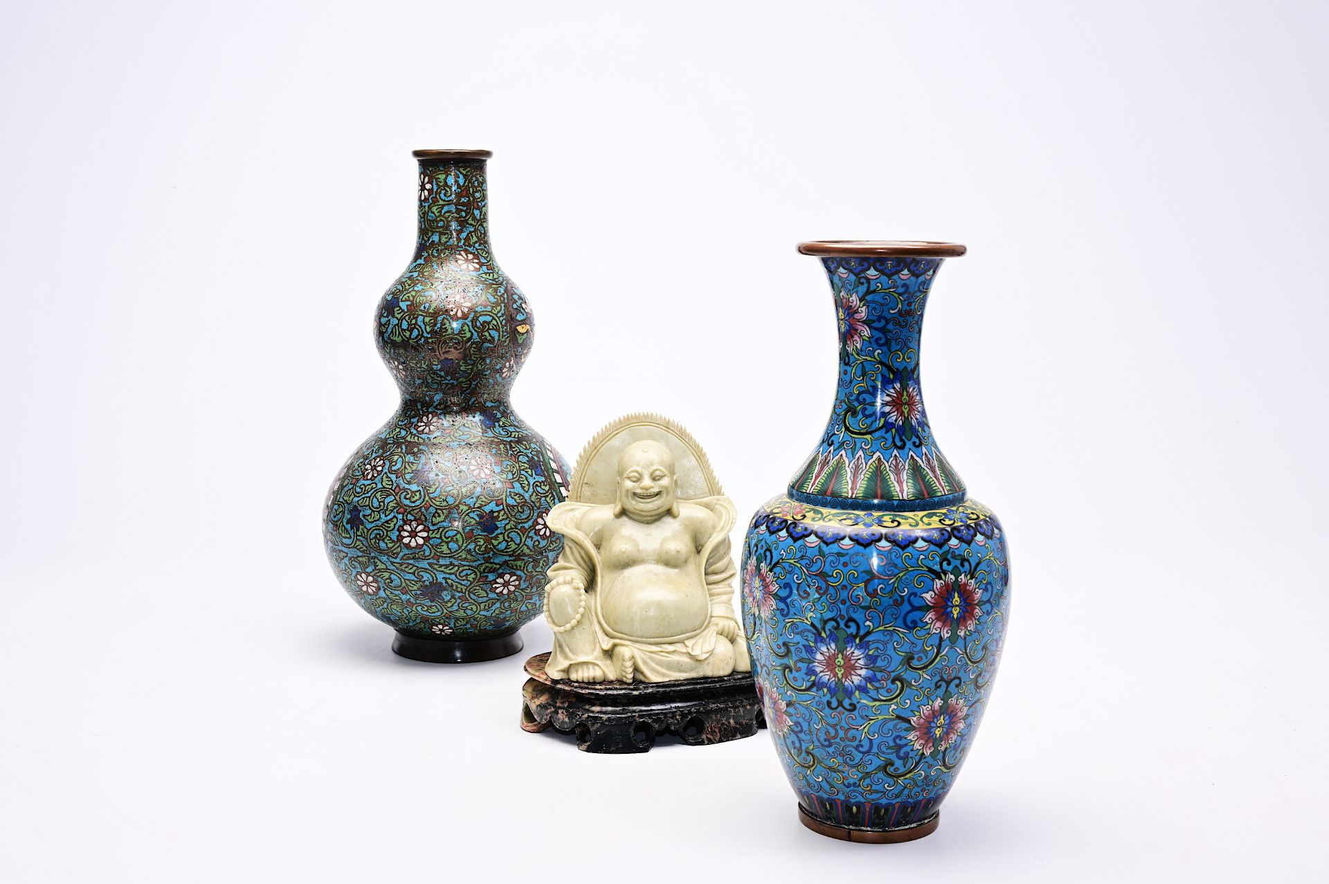 Two cloisonne and champleve vases and a soapstone figure of Buddha, China and Japan, 19th/20th C. - Bild 7 aus 7