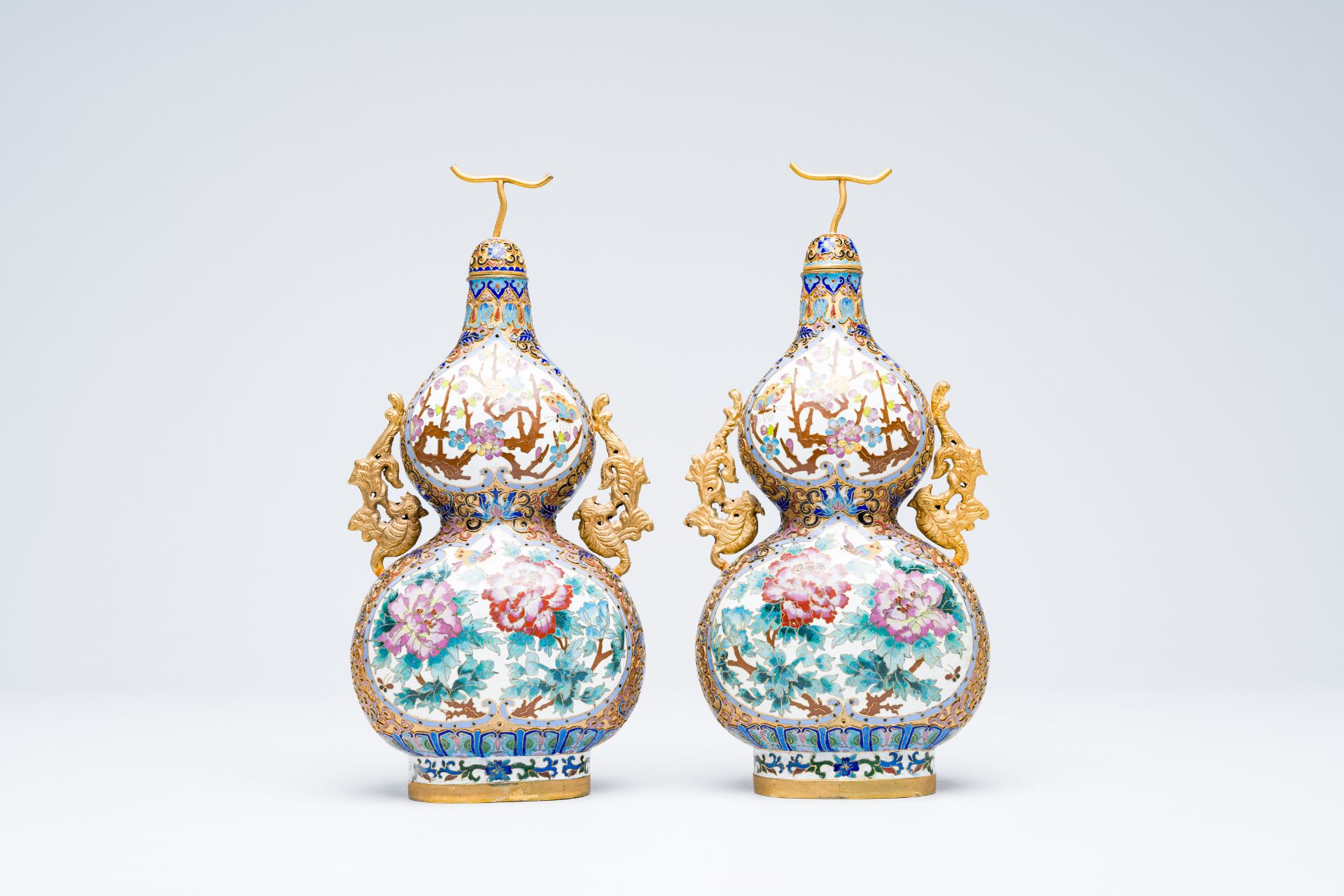 A pair of Chinese cloisonne double gourd vases on wooden stands, 20th C. - Image 4 of 9