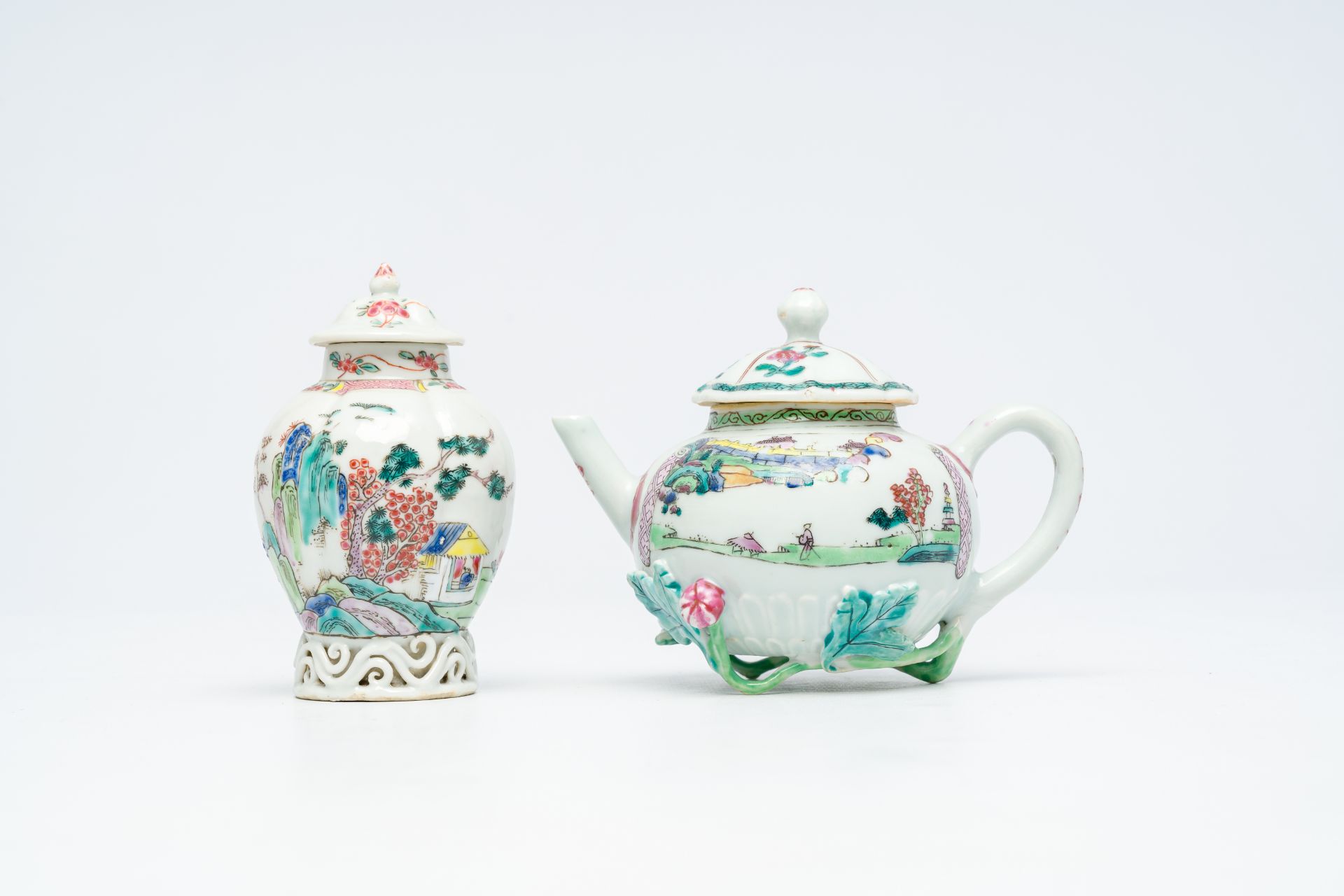 A Chinese famille rose relief-decorated teapot and a tea caddy, Yongzheng/Qianlong - Bild 2 aus 7