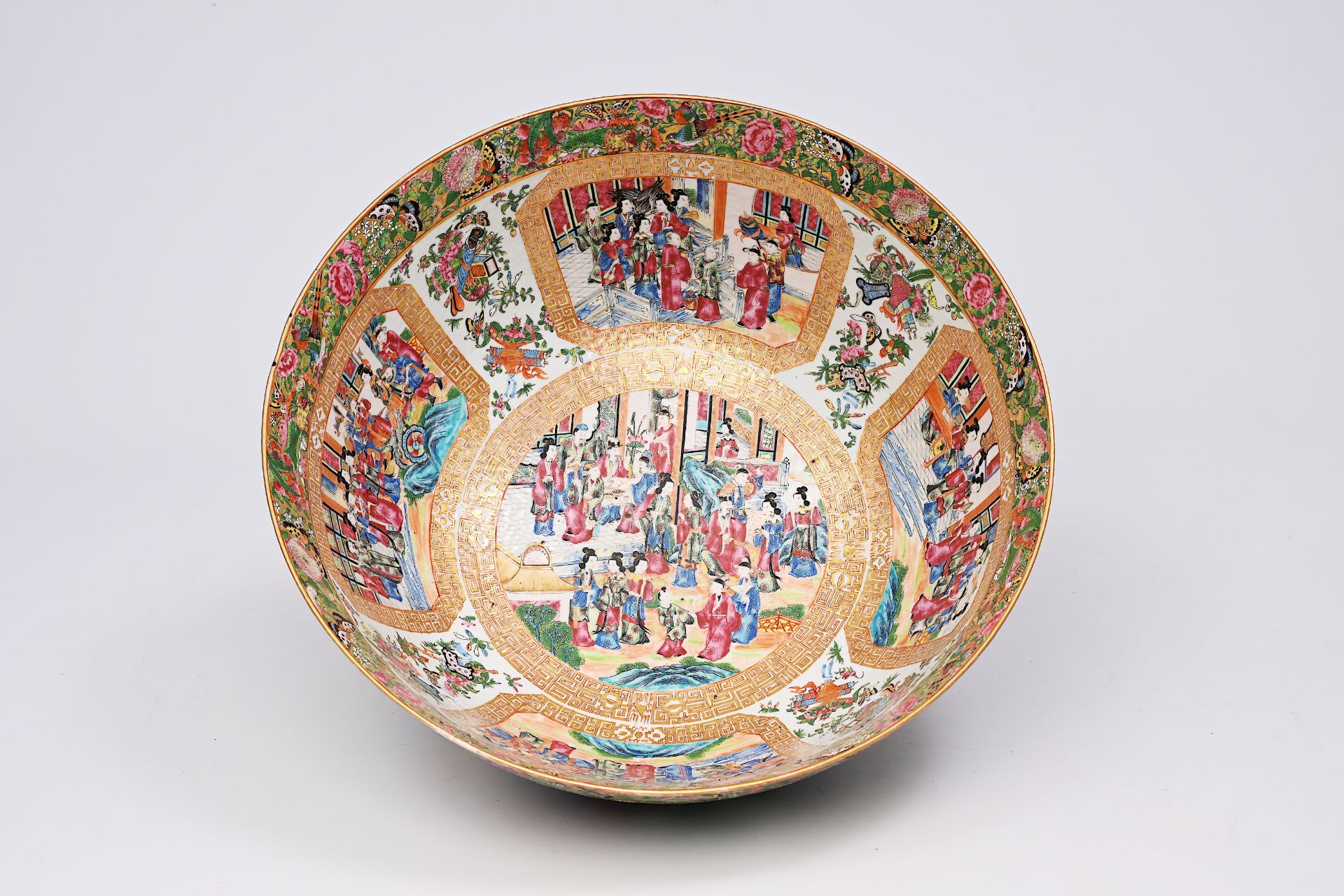 A large Chinese Canton famille rose bowl with floral design and palace scenes, 19th C. - Bild 9 aus 9