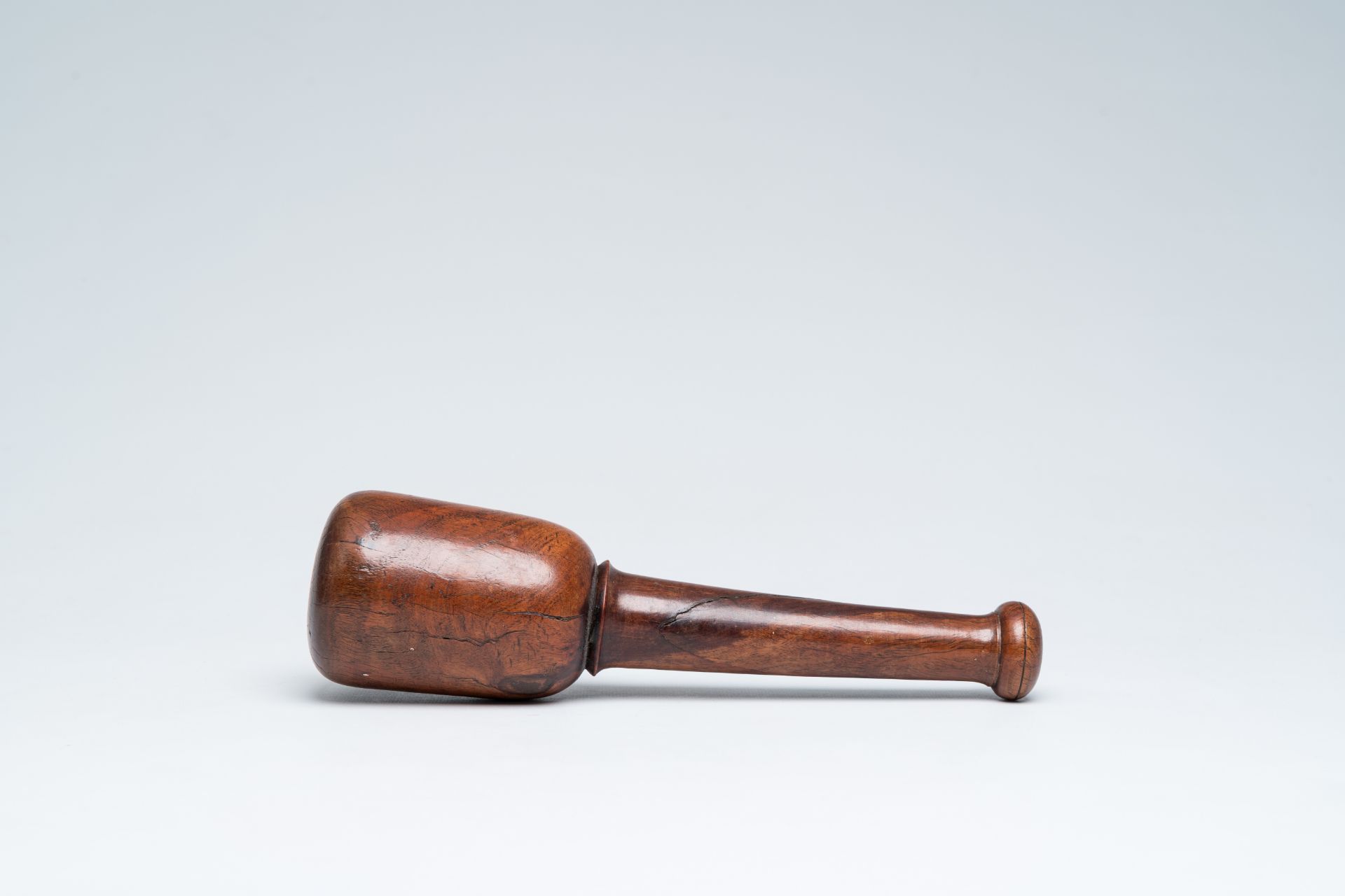 An English turned burl wood 'Queen Anne' mortar and pestle, 18th C. - Image 11 of 11