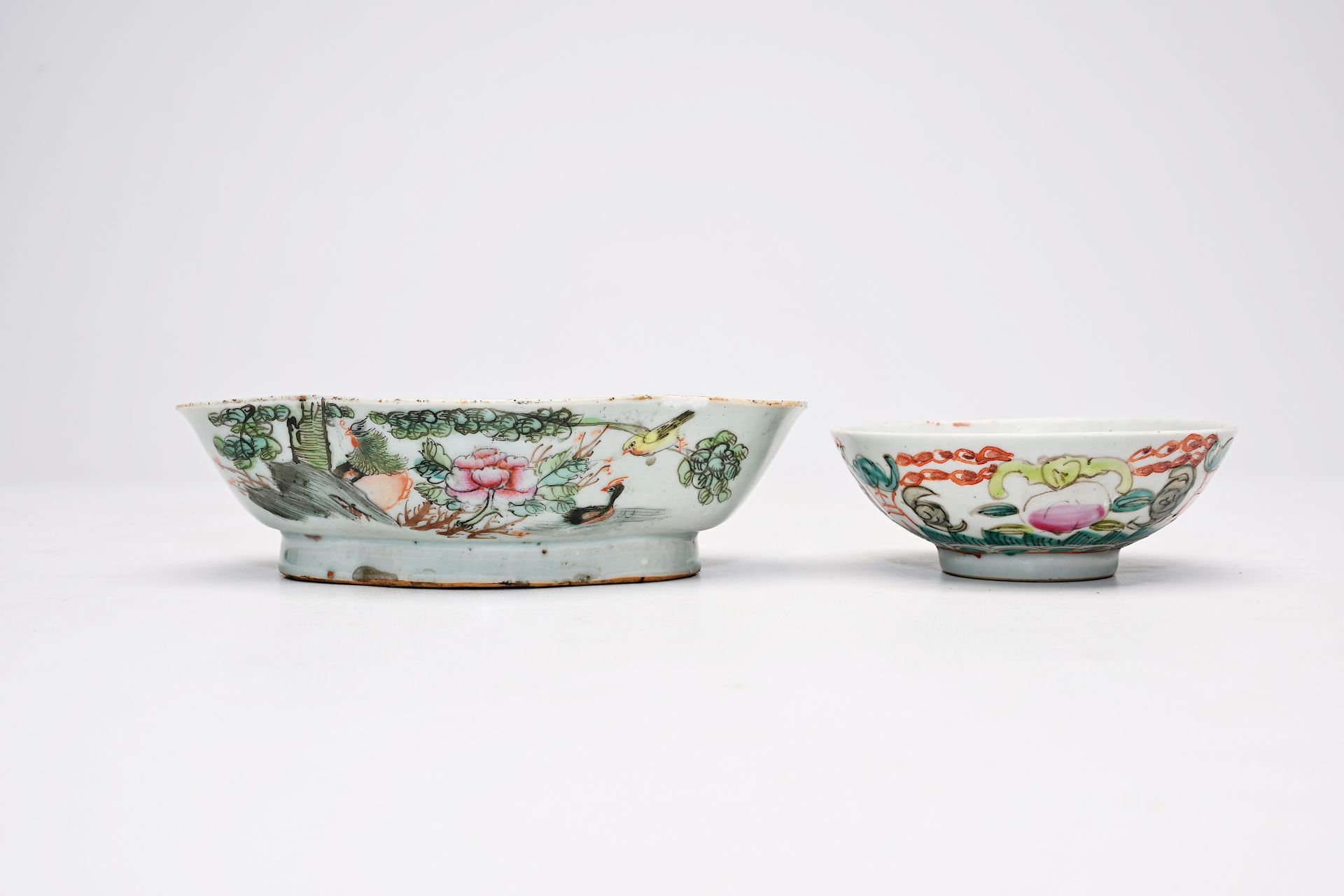 A varied collection of Chinese famille rose and qianjiang cai porcelain, 19th/20th C. - Bild 33 aus 58