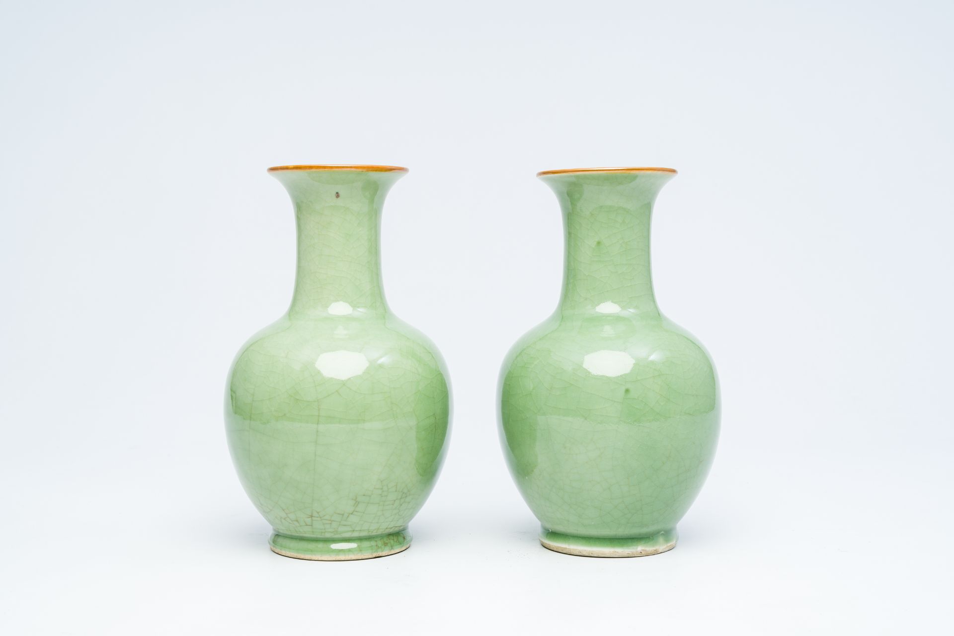 A pair of Chinese celadon-glazed bottle vases, 20th C. - Bild 7 aus 12