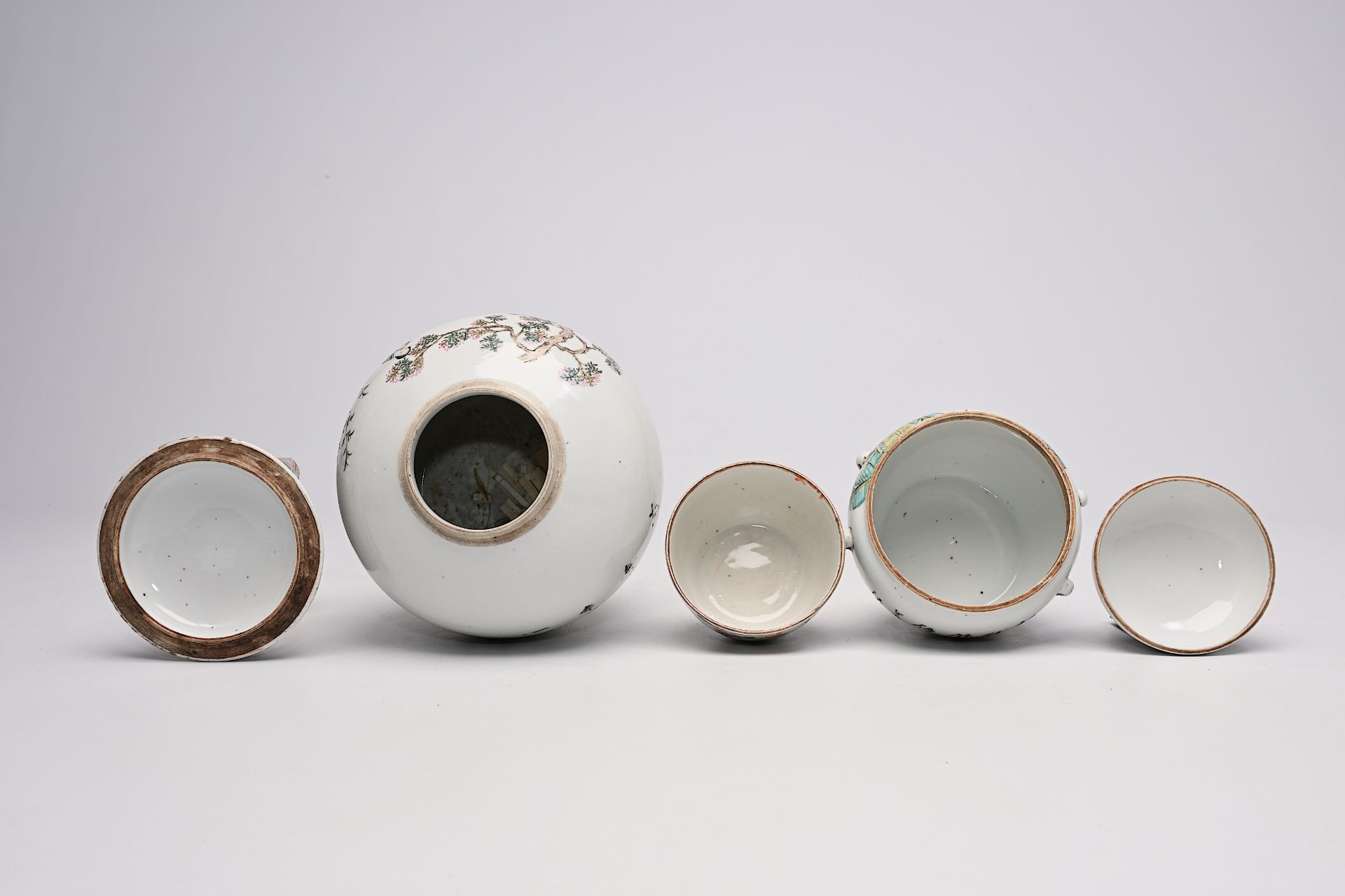 A varied collection of Chinese famille rose and qianjiang cai porcelain, 19th/20th C. - Image 16 of 58