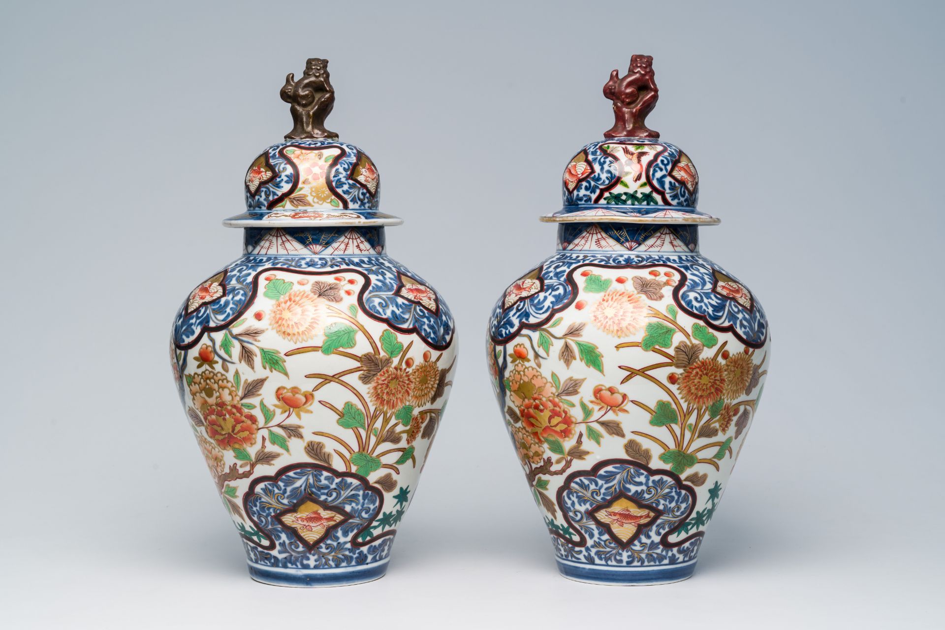 A pair of French Samson Imari style 'hunting eagles' vases and covers, Paris, 19th C. - Image 4 of 6