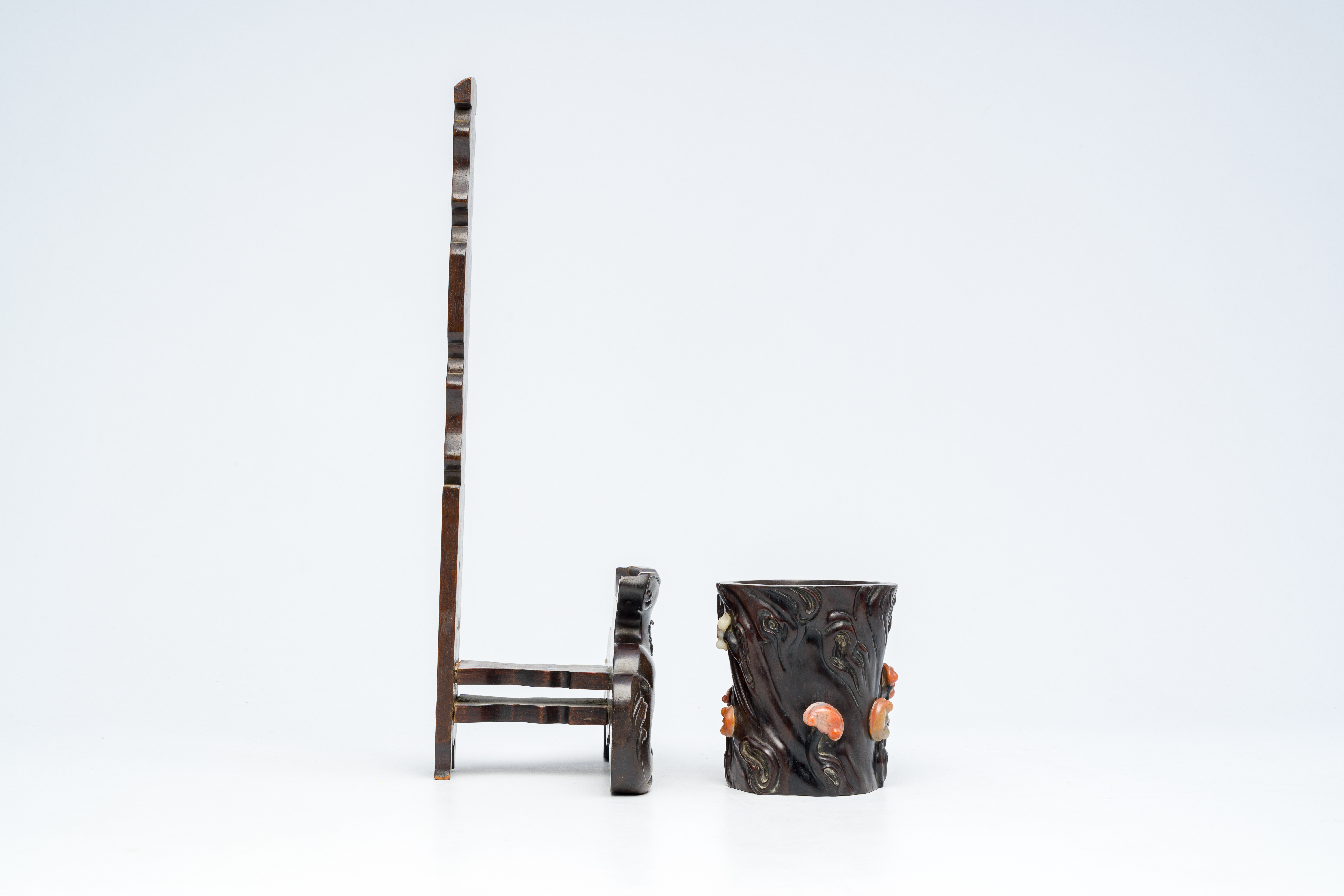 A large Chinese carved wood dish stand and a soapstone inlaid brush pot, 19th/20th C. - Image 4 of 7
