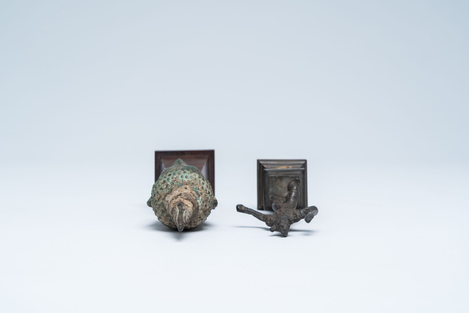 A bronze head of Buddha and a sculpture of a ritual dancer, Southeast Asia, 13th/17th C. - Bild 6 aus 7