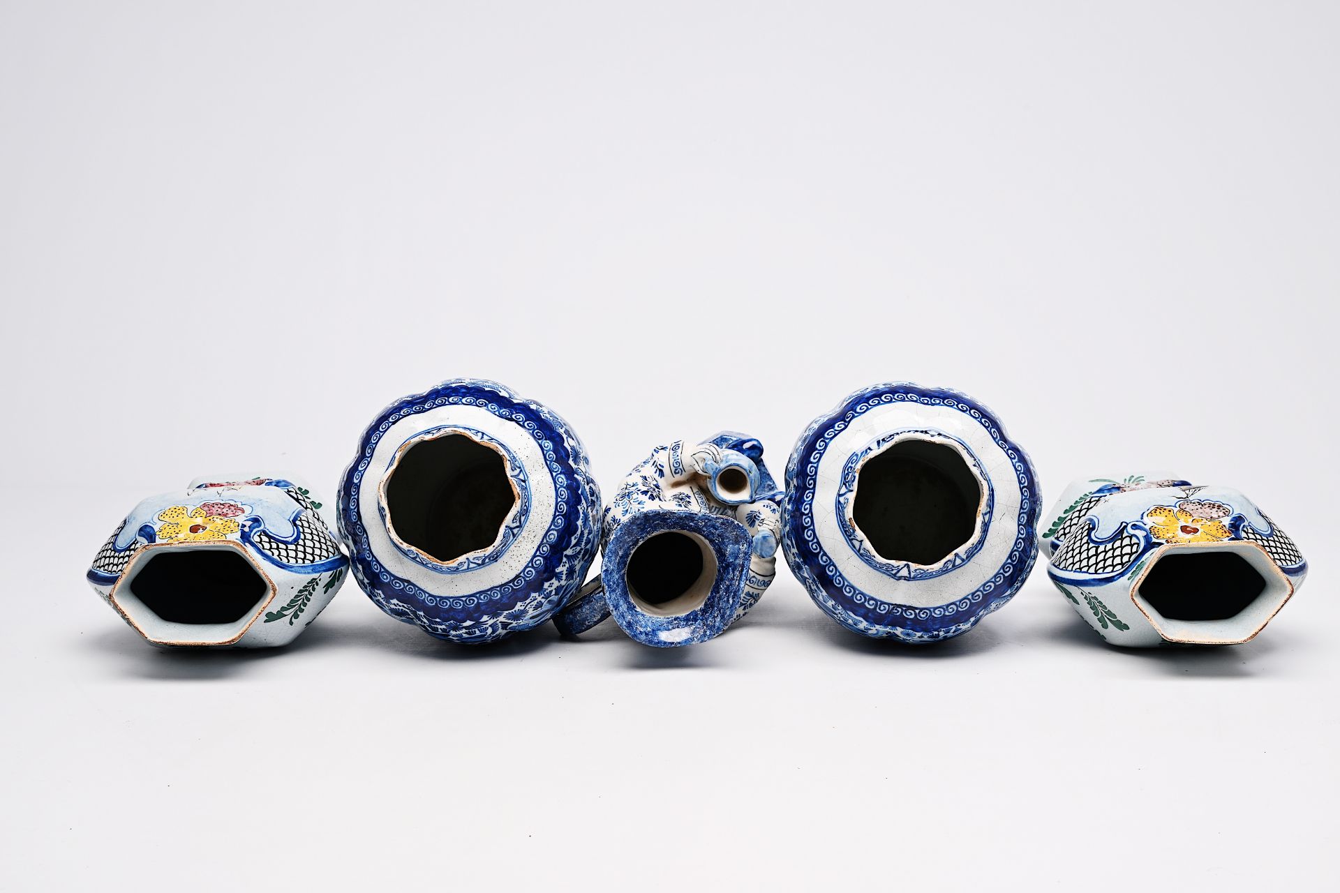 A varied collection of blue, white and polychrome earthenware items, Delft, France and Spain, 18th/1 - Bild 8 aus 18