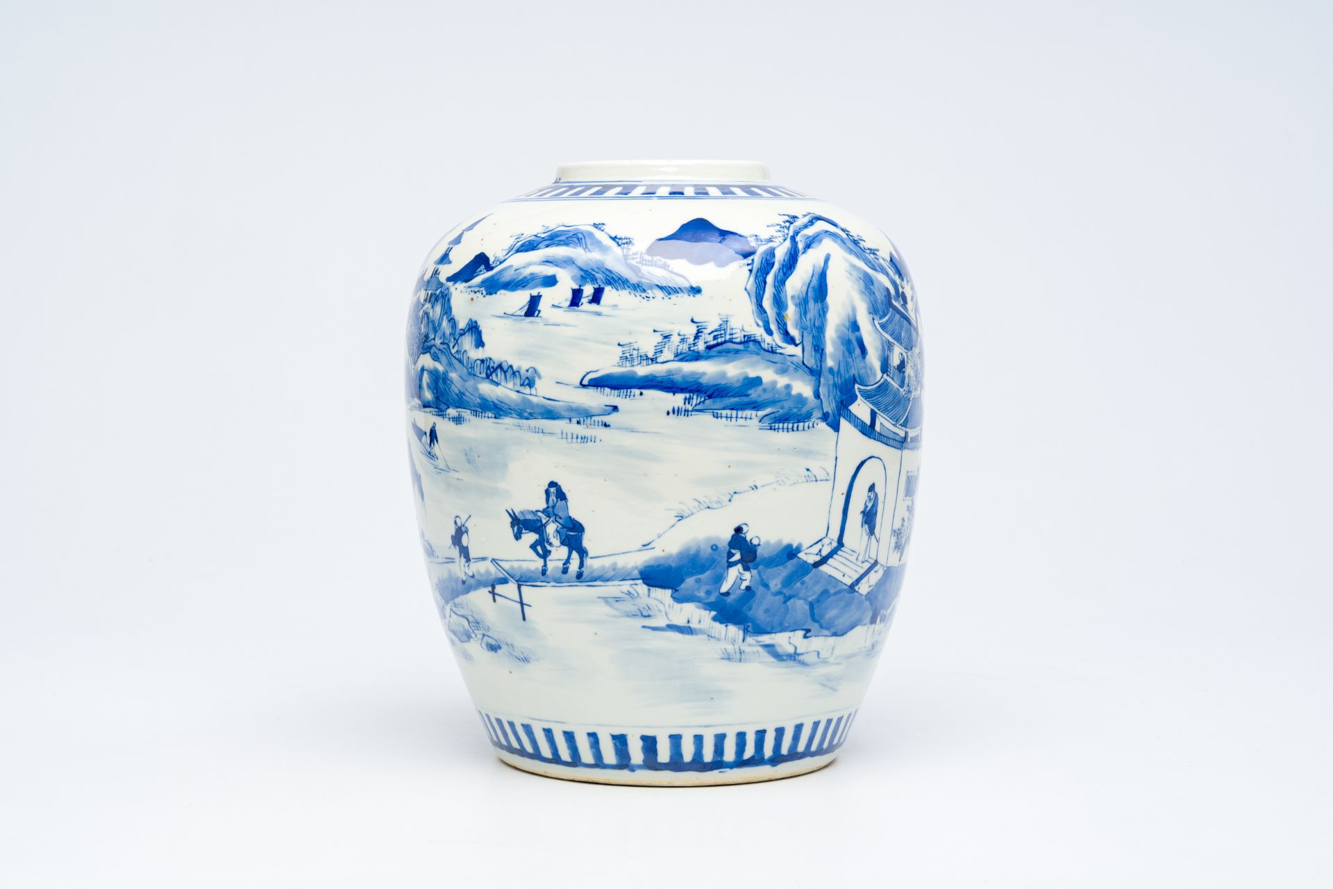 A large Chinese blue and white jar with a fine mountainous landscape, Kangxi mark, 19th C. - Bild 3 aus 12