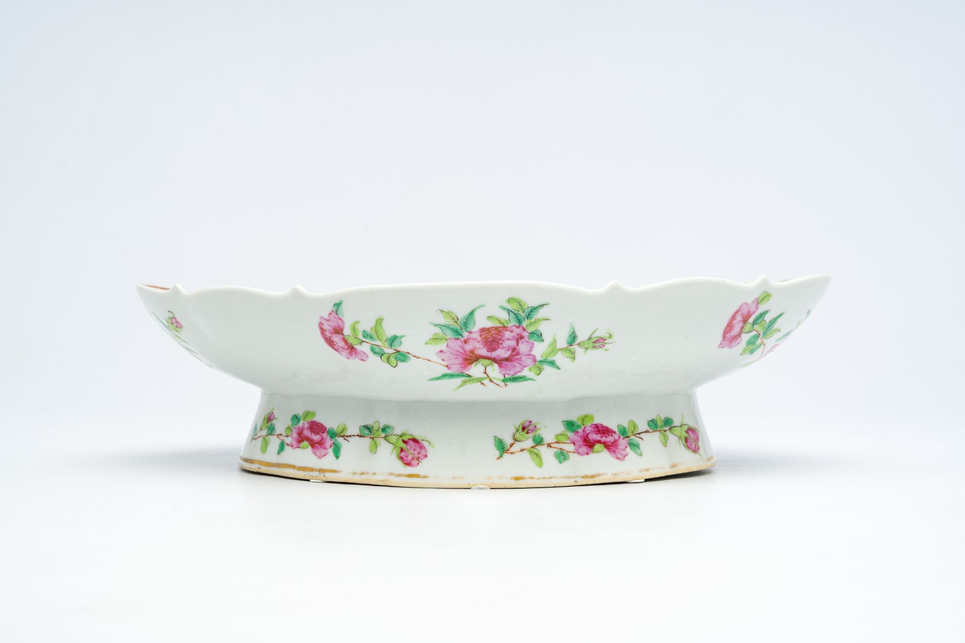 A Chinese Canton famille rose lobed bowl on foot with an animated palace scene and floral design, 19 - Bild 6 aus 7
