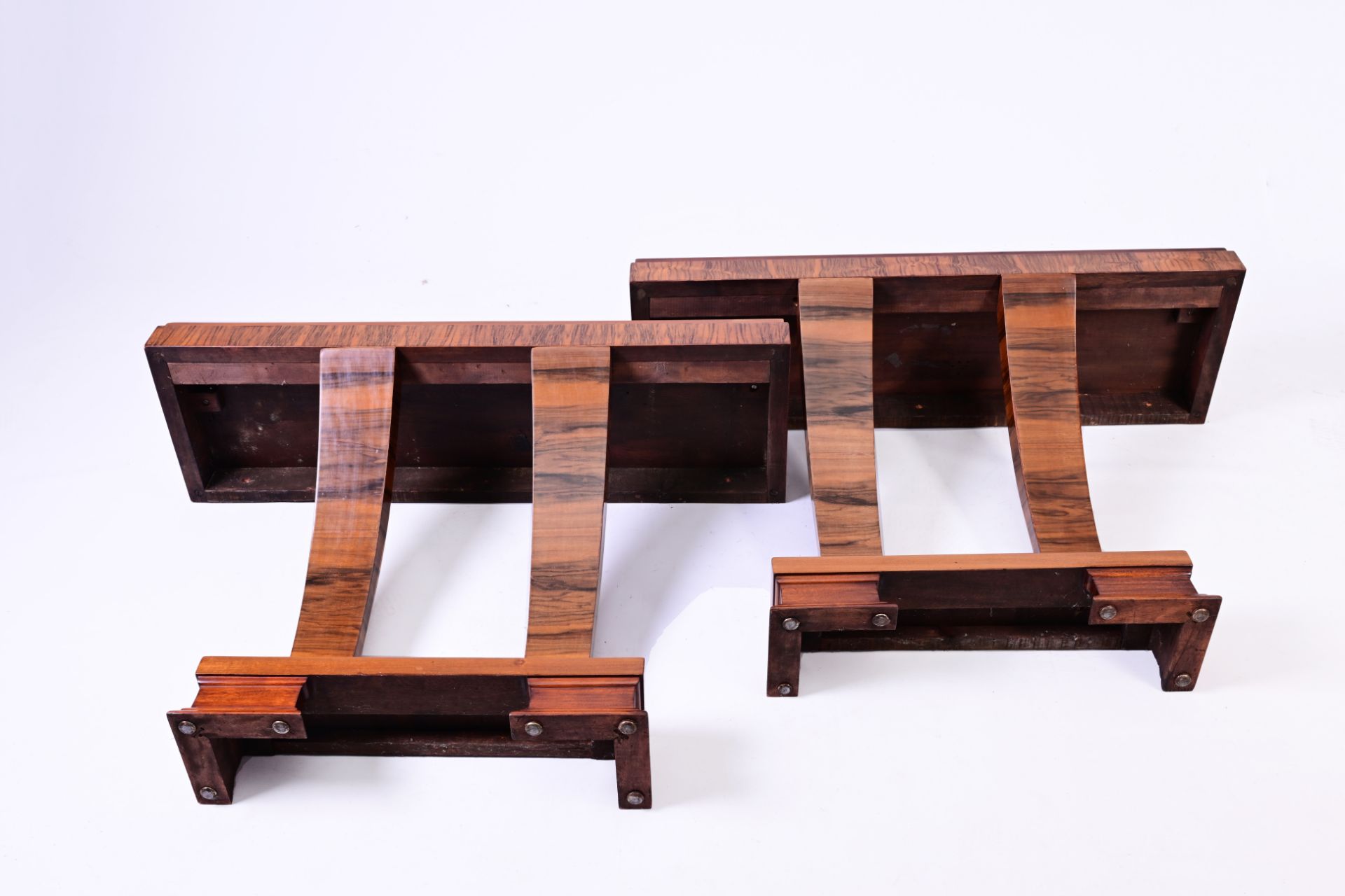A pair of veneered wooden Art Deco style wall consoles, 20th C. - Bild 2 aus 4