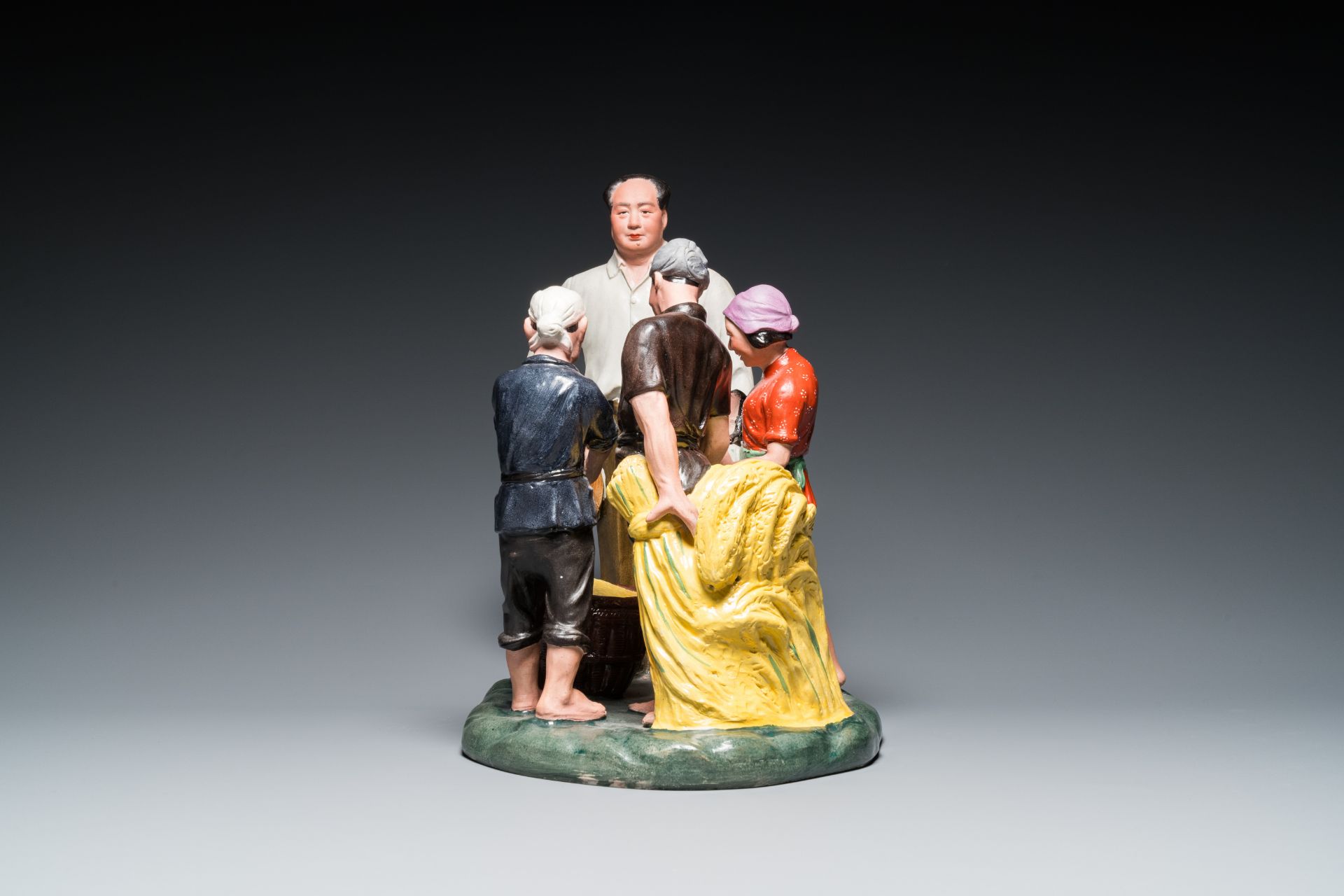 A large Chinese polychrome porcelain Cultural Revolution group with Mao, 20th C. - Bild 4 aus 7