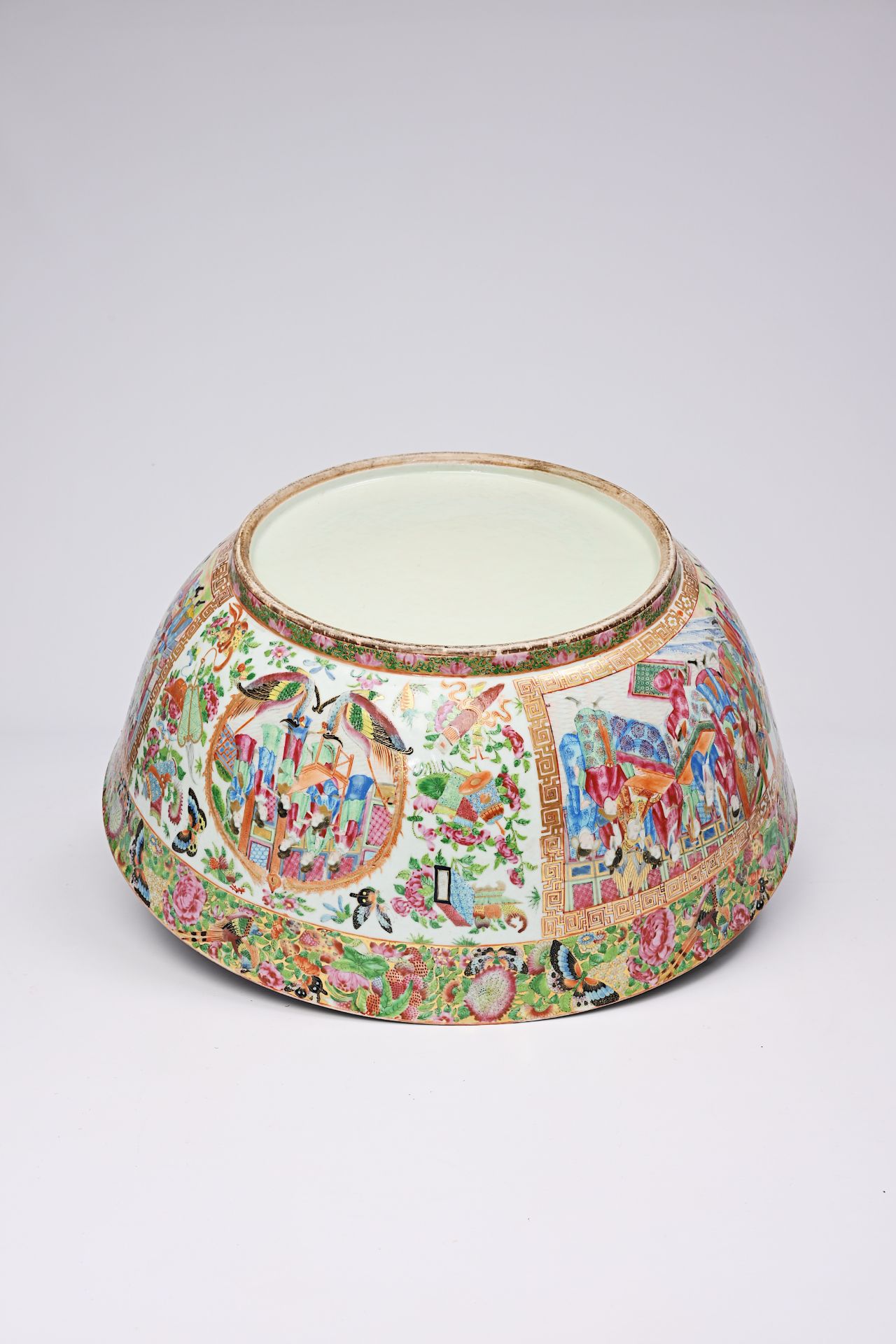An imposing Chinese Canton famille rose bowl with palace scenes, antiquities and floral design, 19th - Bild 7 aus 10